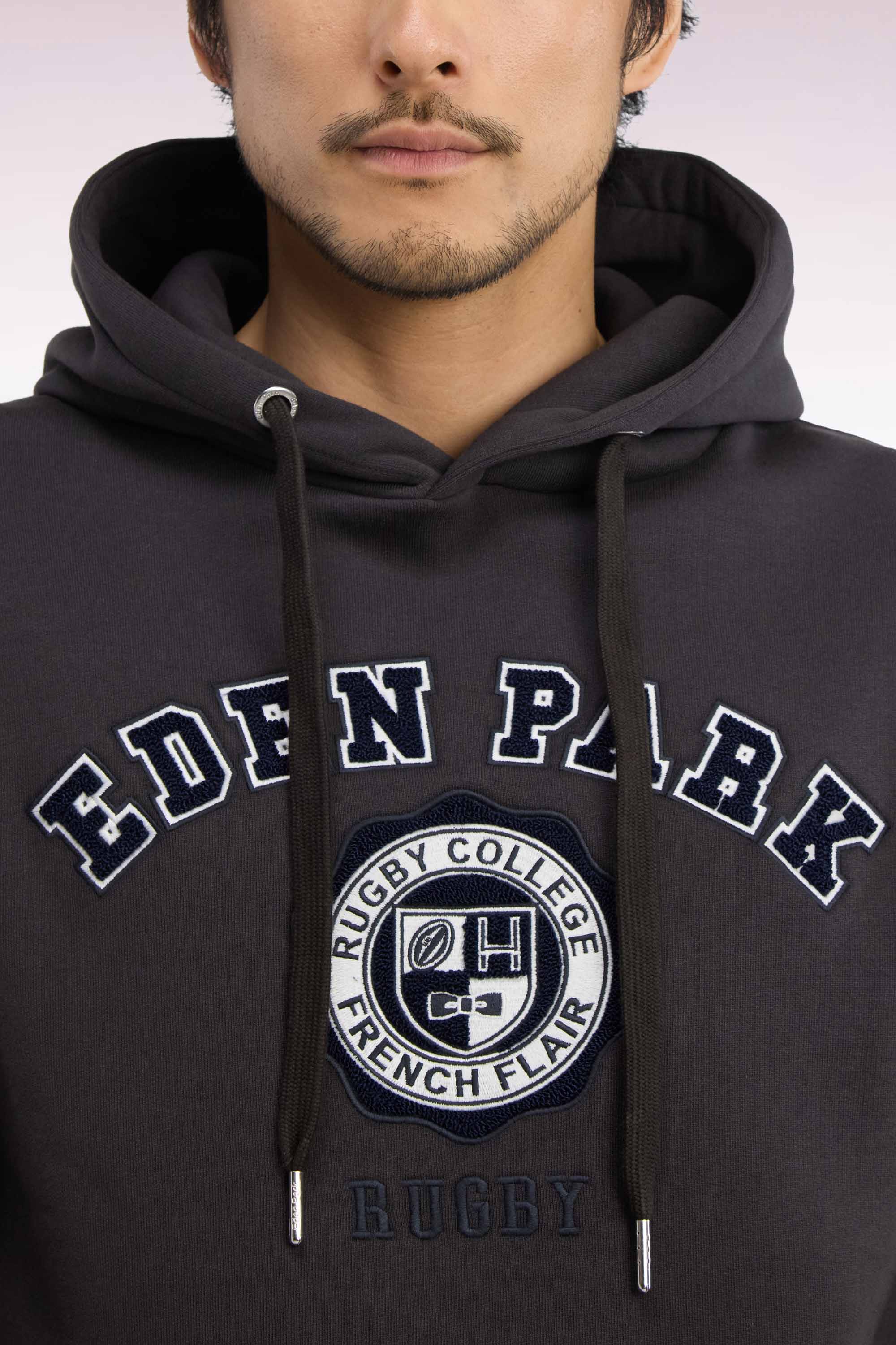 Sweatshirt à capuche en molleton marron broderie héritage rugby coupe droite