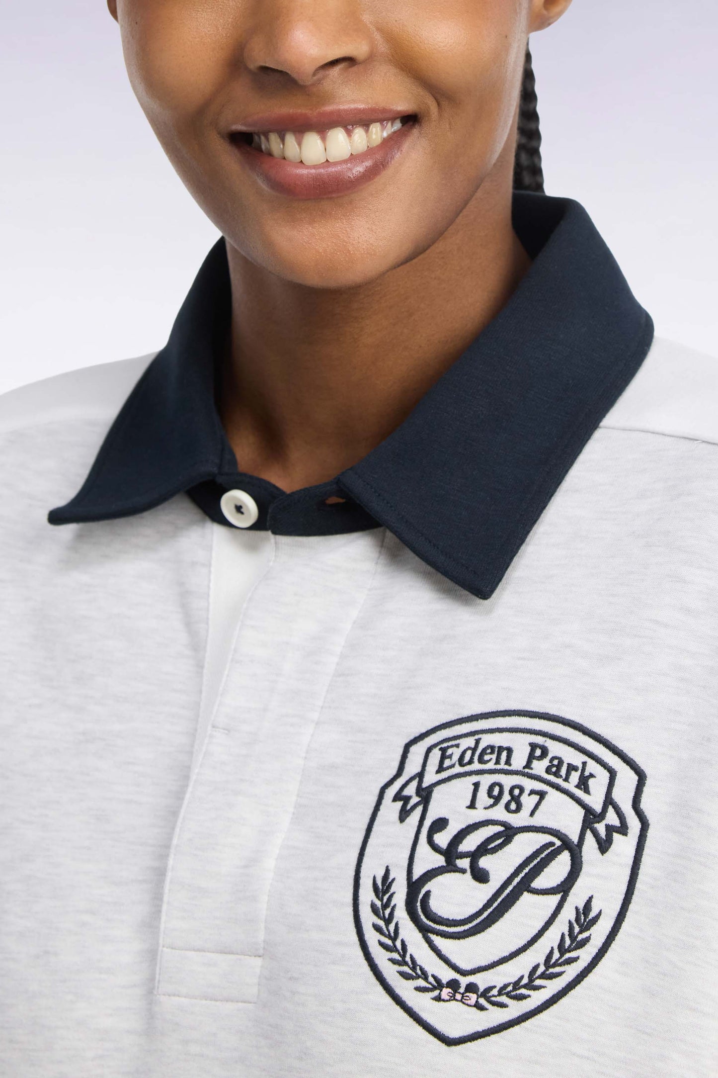 Sweatshirt unisexe à col maillot en interlock gris et découpes contrastées coupe loose