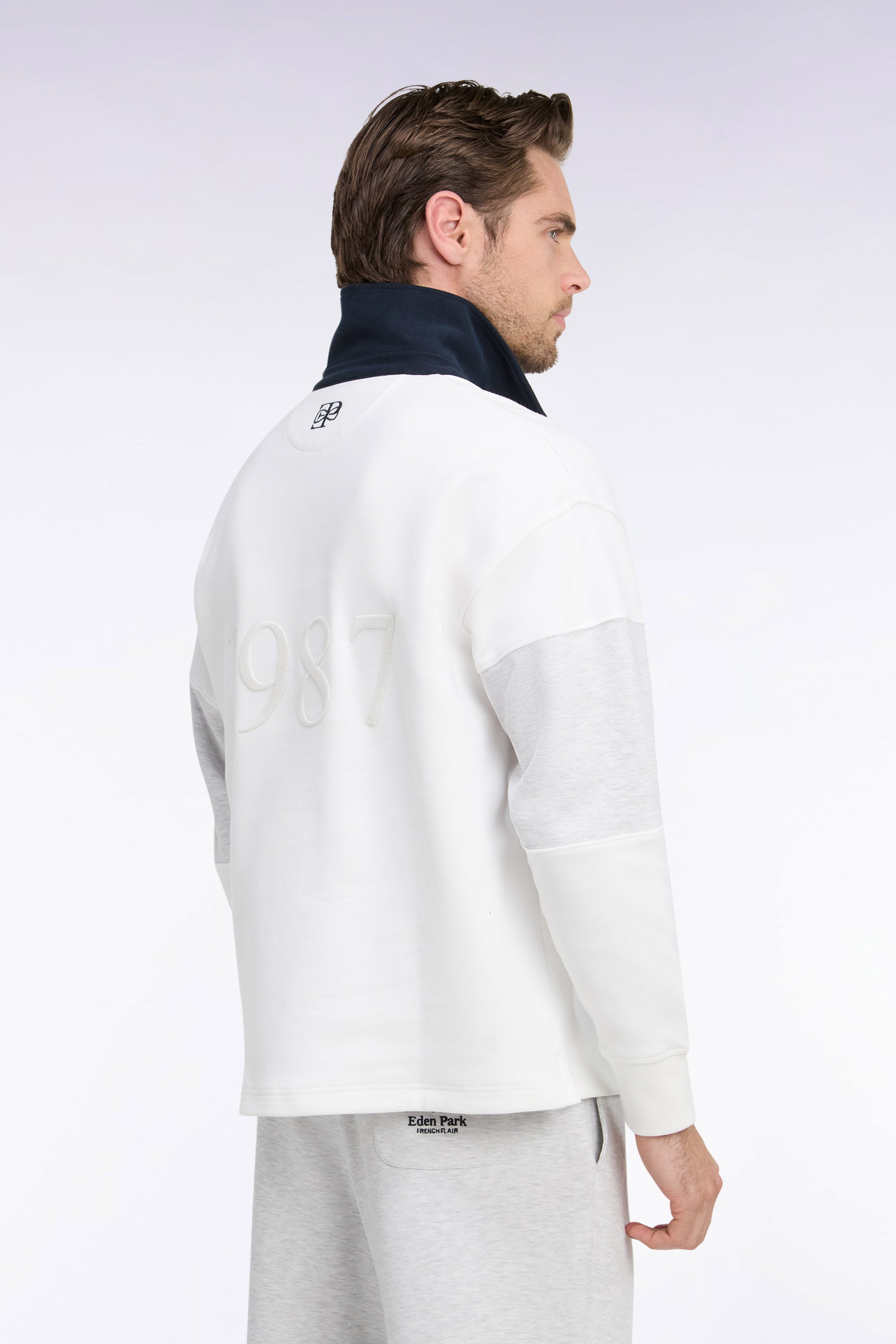 Sweatshirt unisexe à col maillot en interlock écru broderies héritage coupe loose