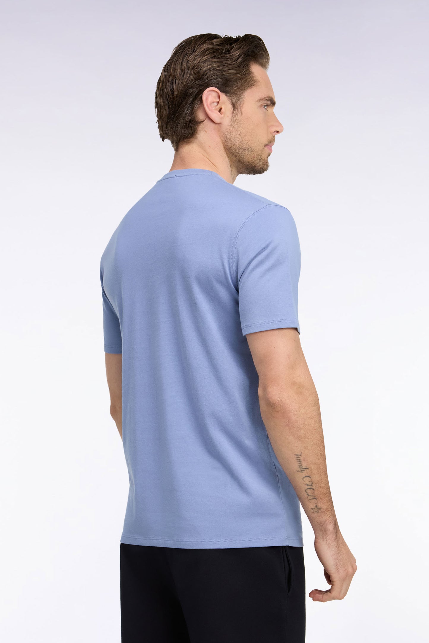 T-shirt manches courtes col rond en coton bleu coupe droite