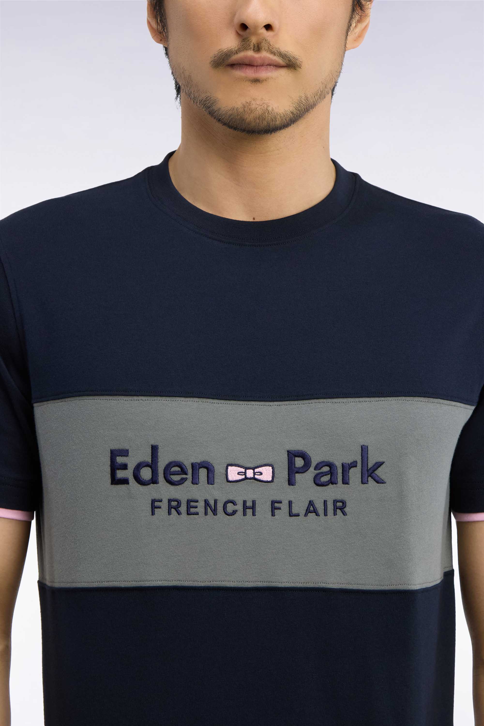 T-shirt manches courtes bicolore à découpe kaki brodé coupe droite