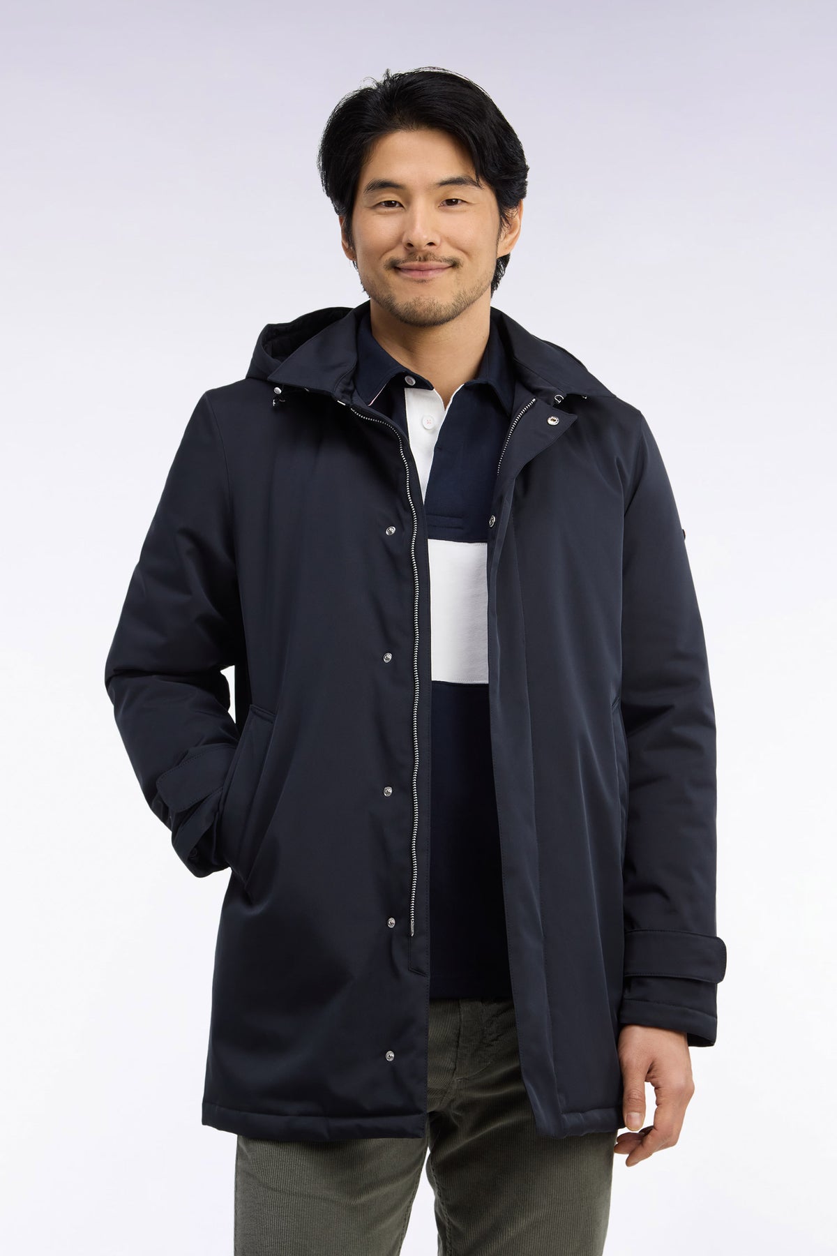 Imperméable en nylon noir à capuche amovible