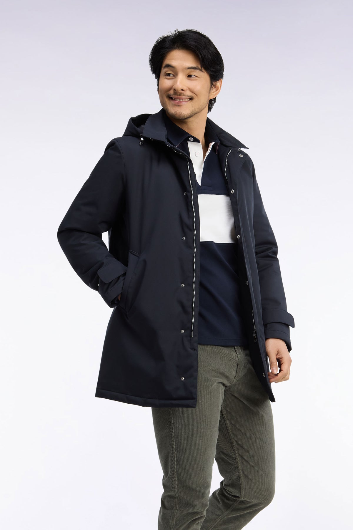 Imperméable en nylon noir à capuche amovible