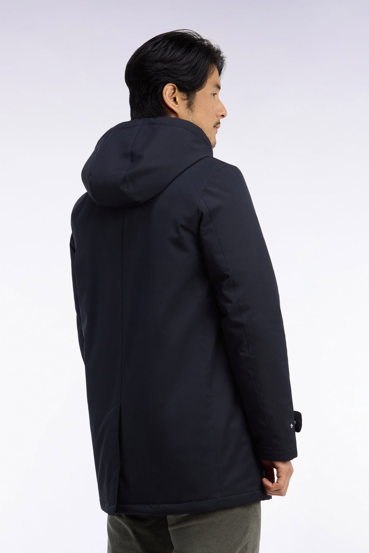 Imperméable en nylon noir à capuche amovible