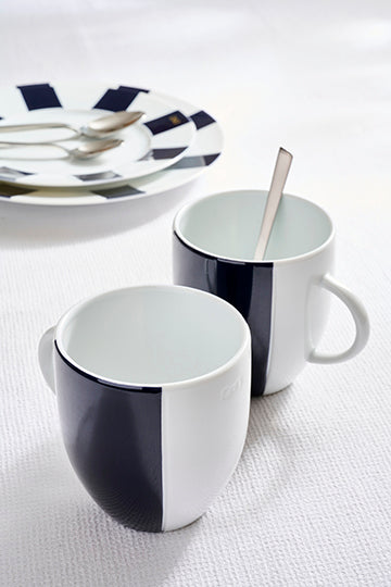 Set de deux mugs en porcelaine de Limoges blanche intérieur émaillé bleu