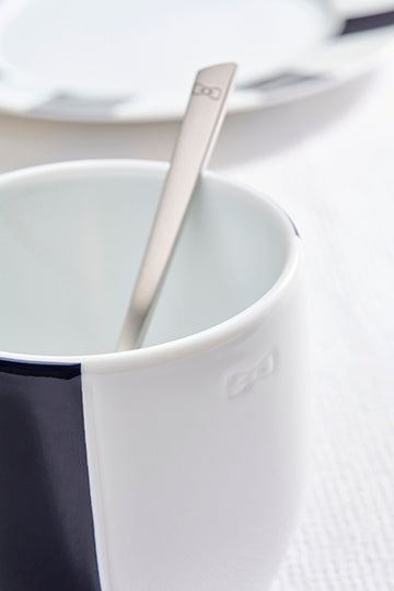 Set de deux mugs en porcelaine de Limoges blanche intérieur émaillé bleu