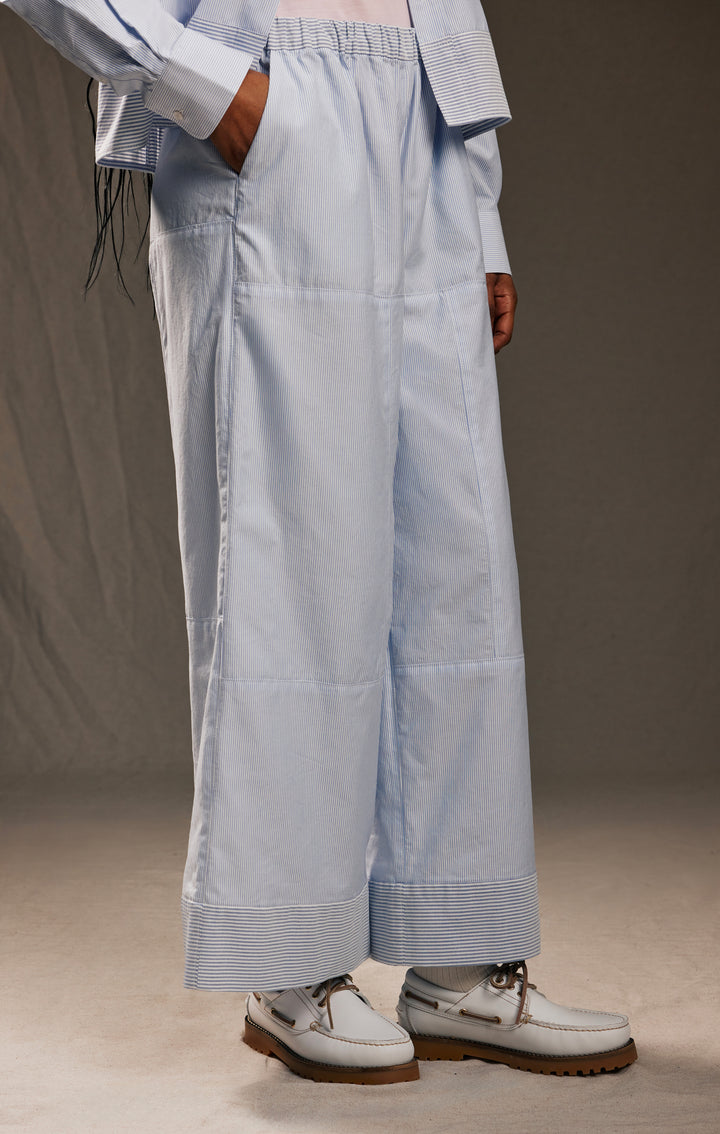 Pantalon à jambes larges upcyclé en coton rayé ciel et blanc Pap'Atelier