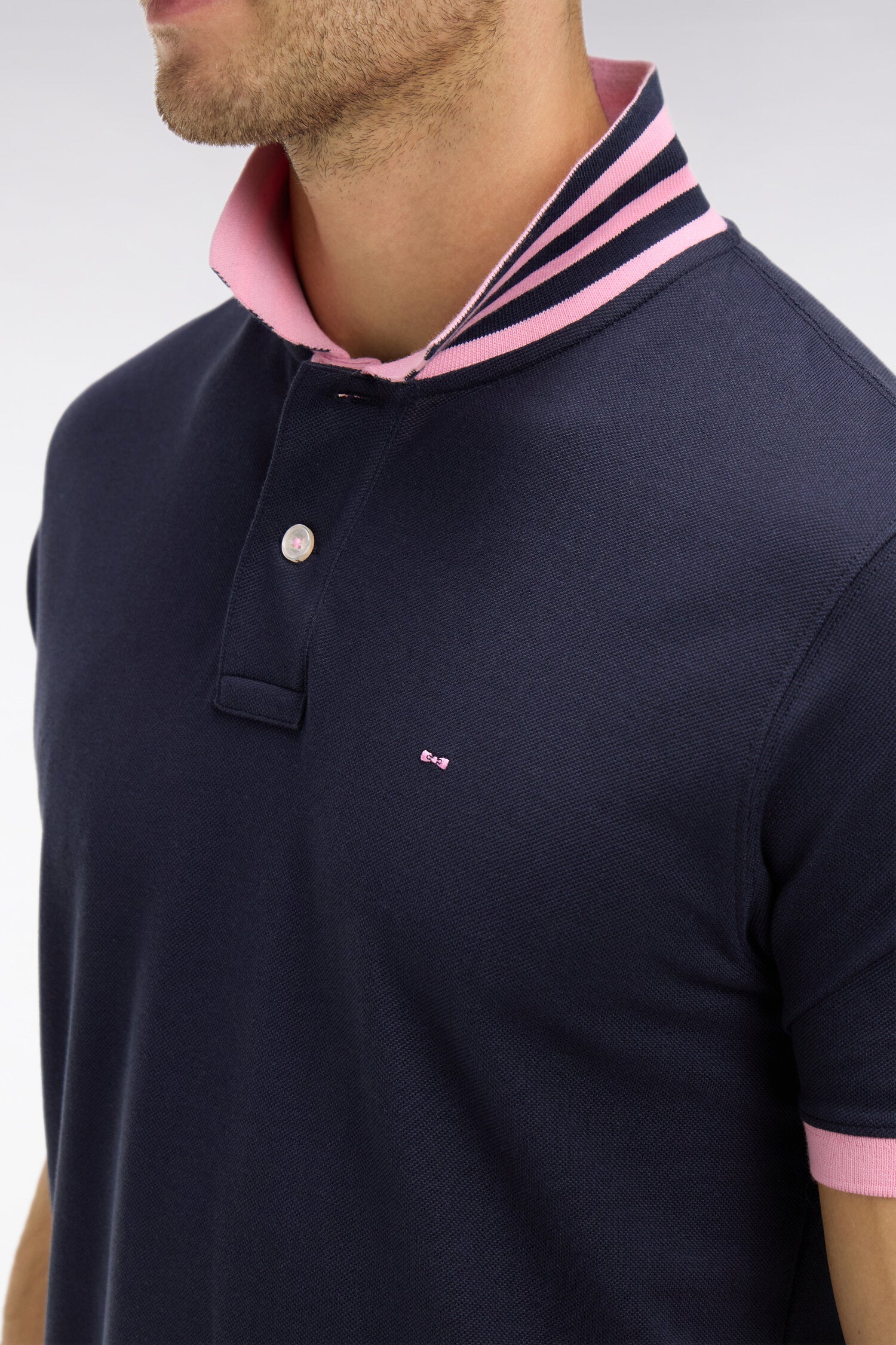 Polo bleu marine en coton pima avec détails contrastés