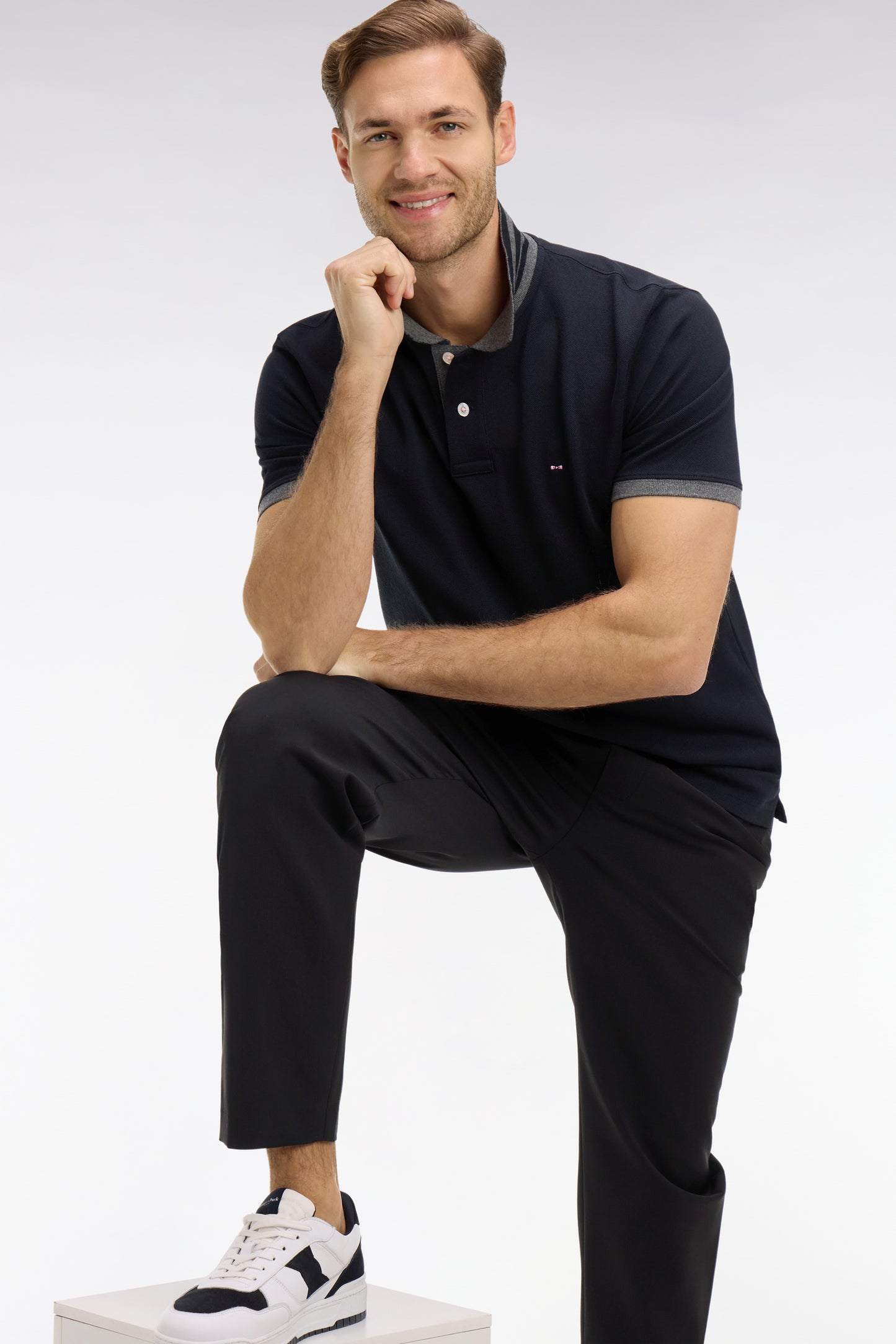 Polo noir en coton pima avec détails contrastés