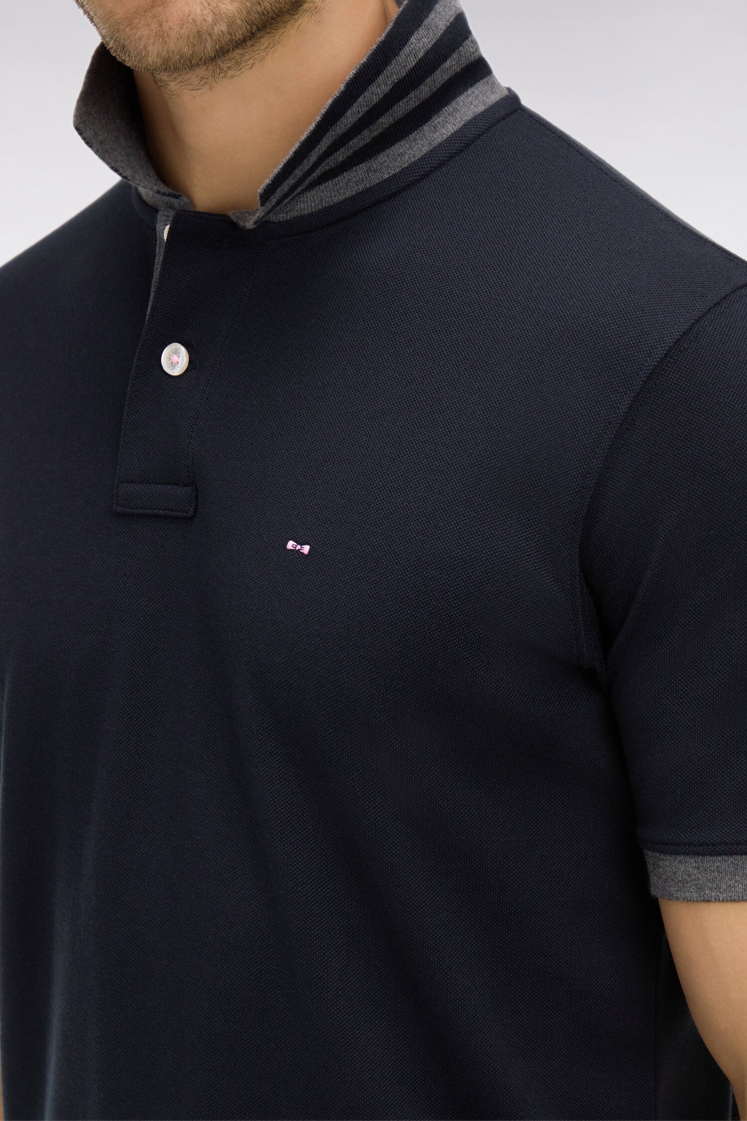 Polo noir en coton pima avec détails contrastés