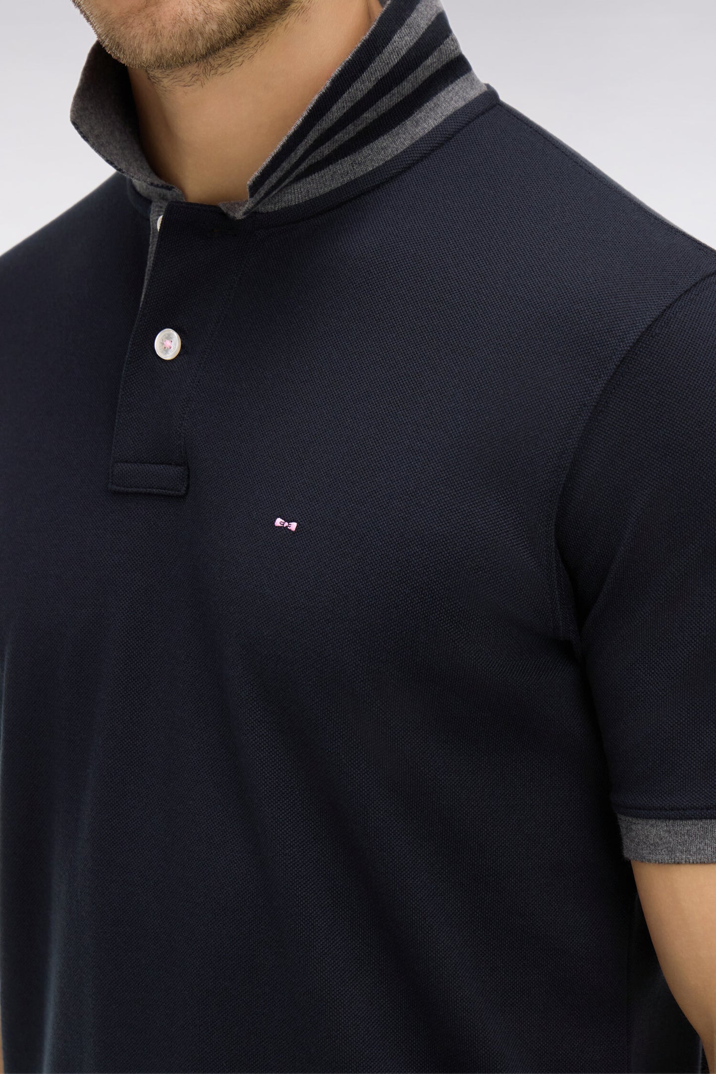 Polo noir en coton pima avec détails contrastés