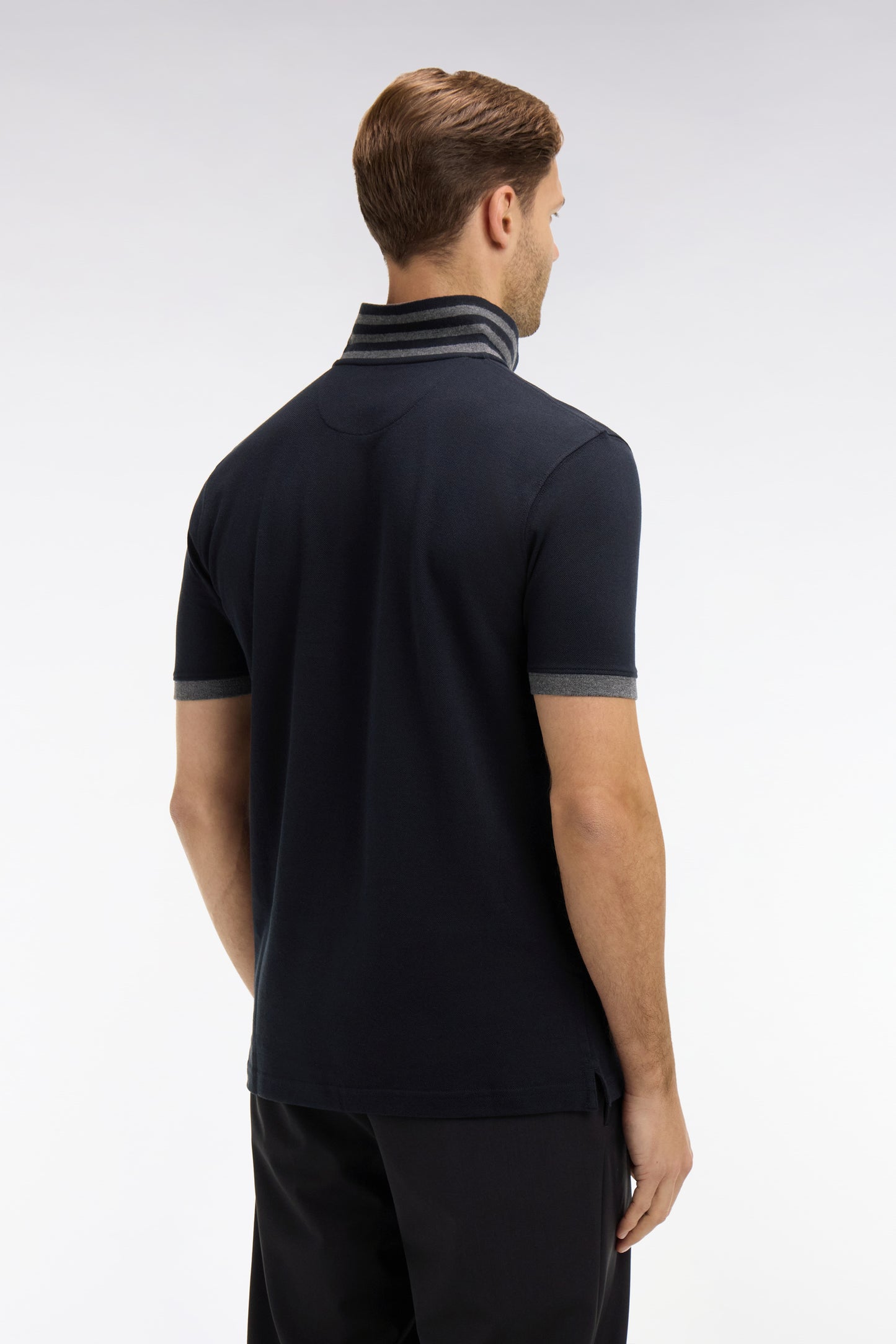 Polo noir en coton pima avec détails contrastés
