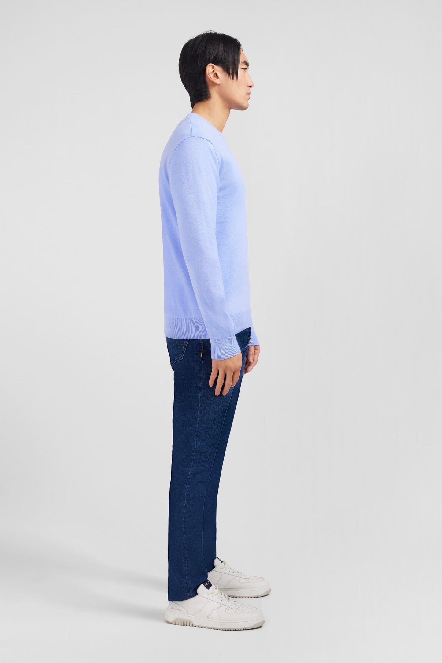 Pull bleu à col V en coton