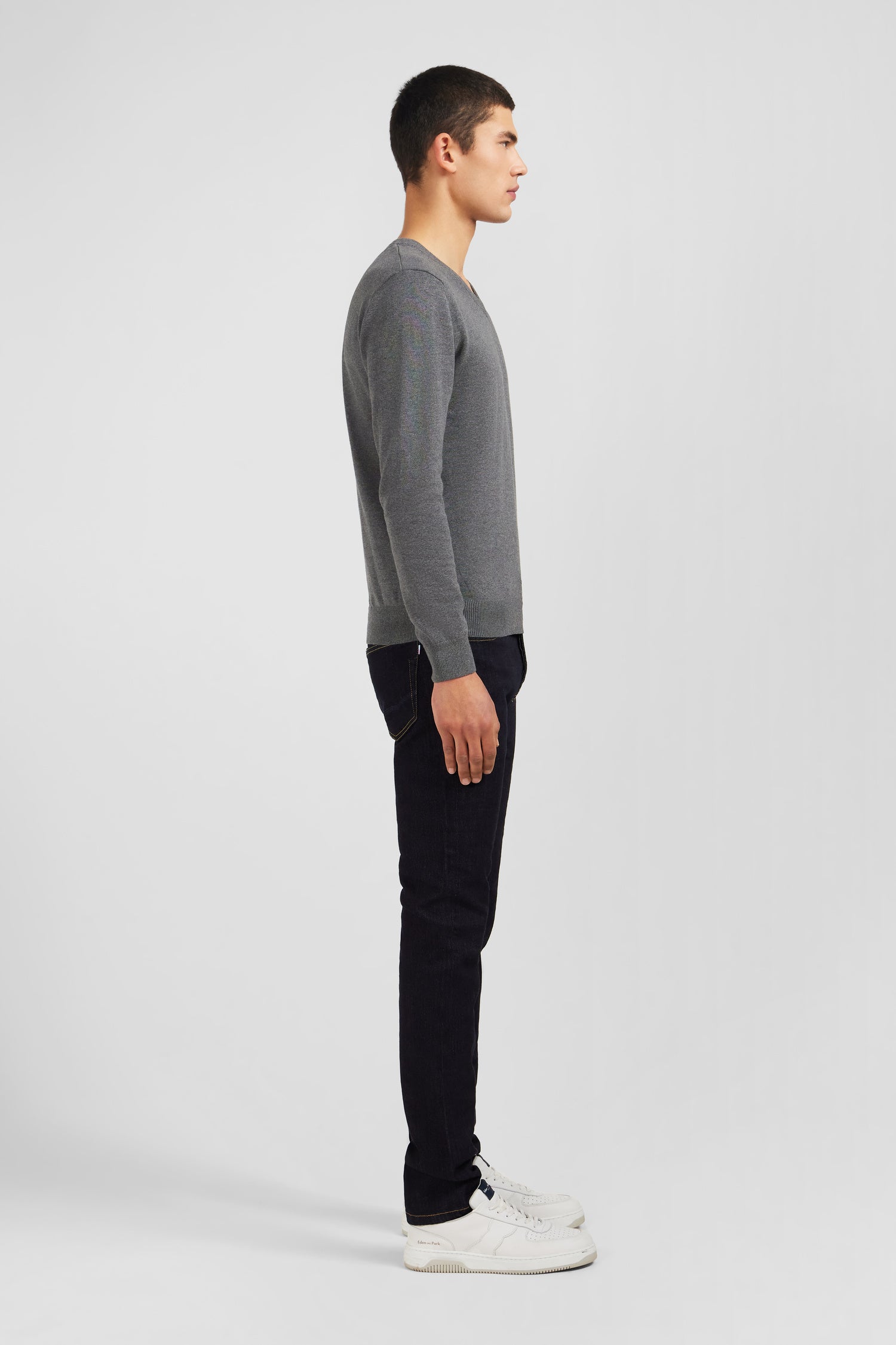Pull gris à col V en coton