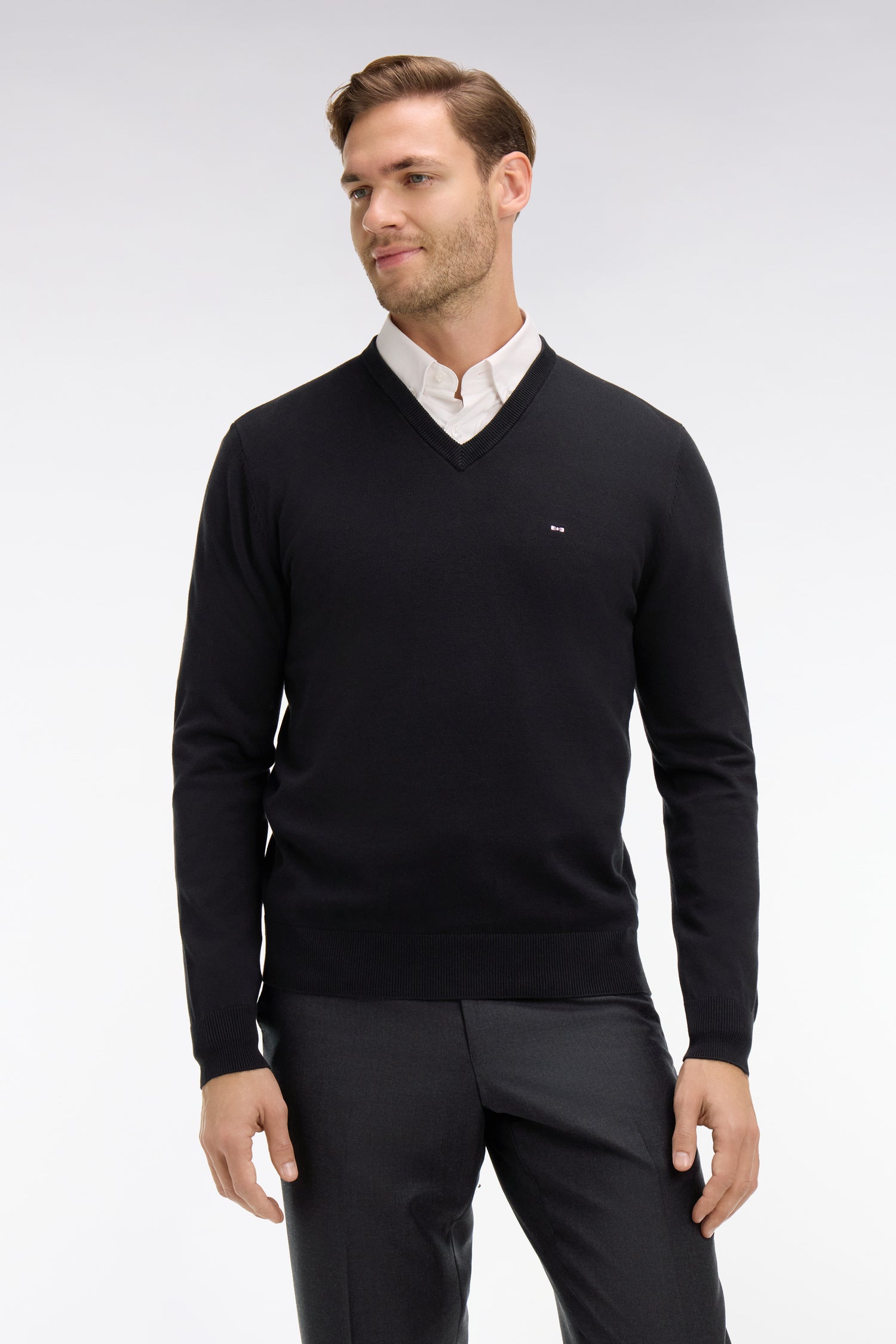 Pull noir à col V en coton