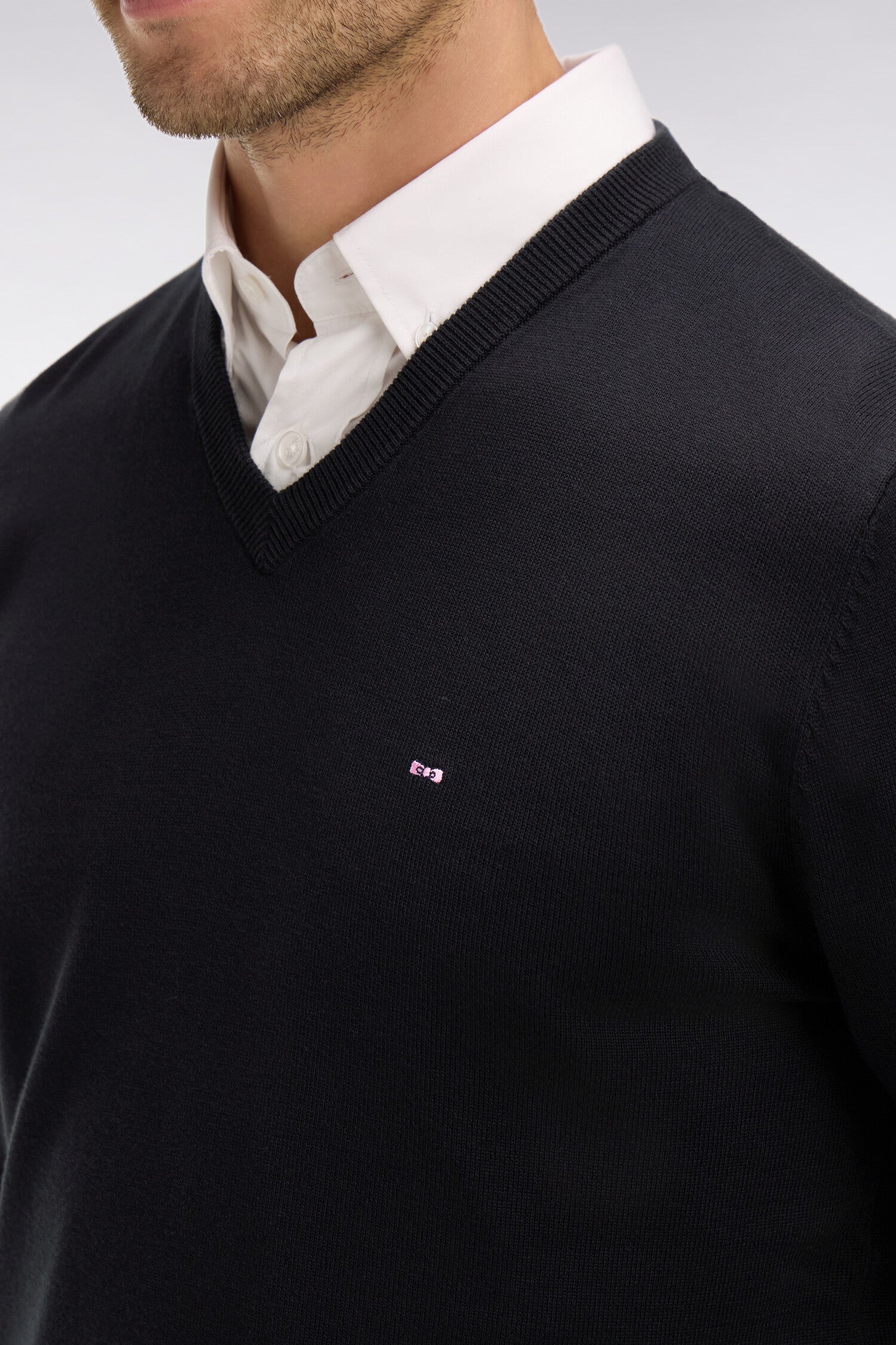 Pull noir à col V en coton