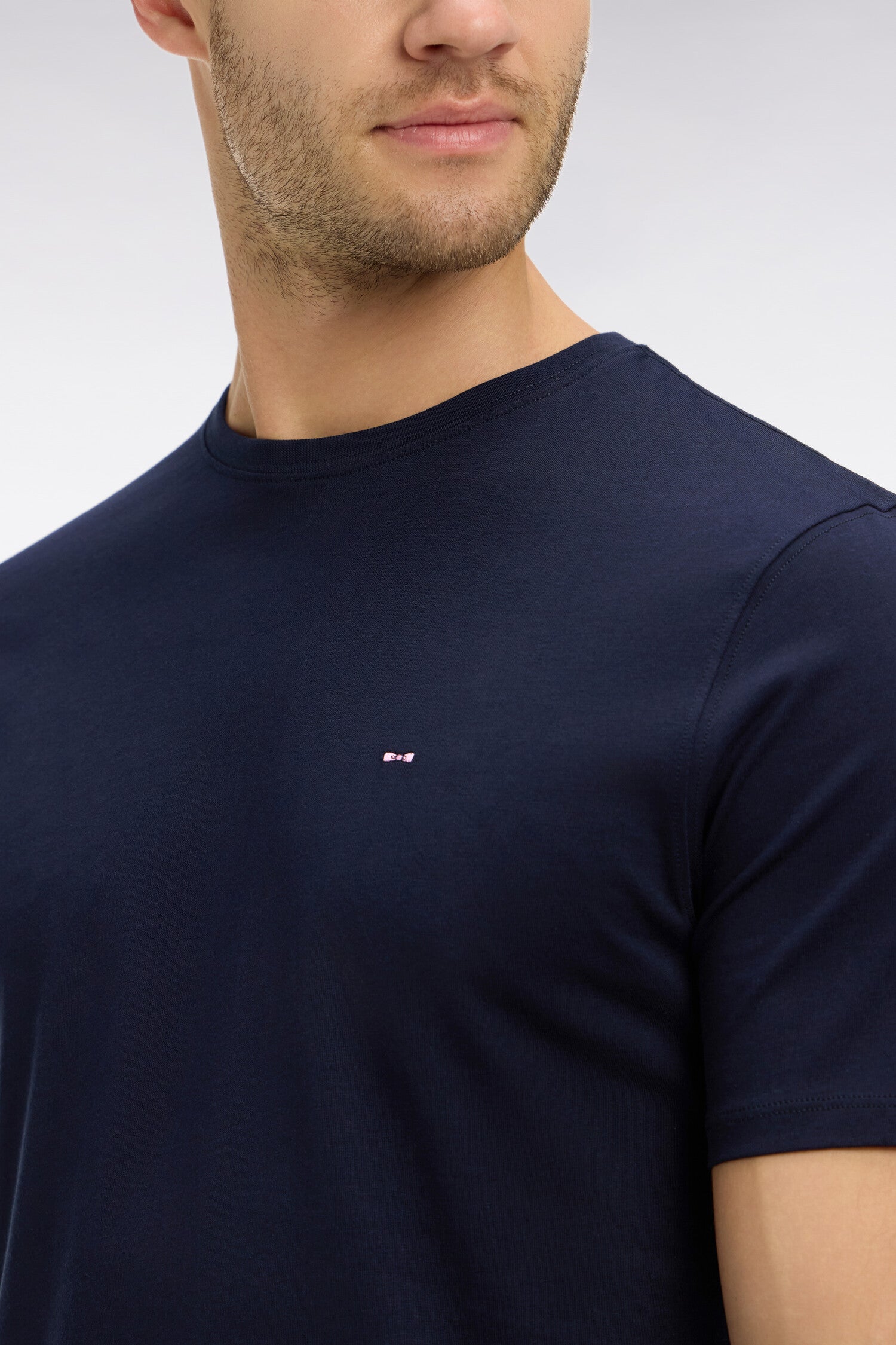 T-shirt bleu marine col rond à manches courtes