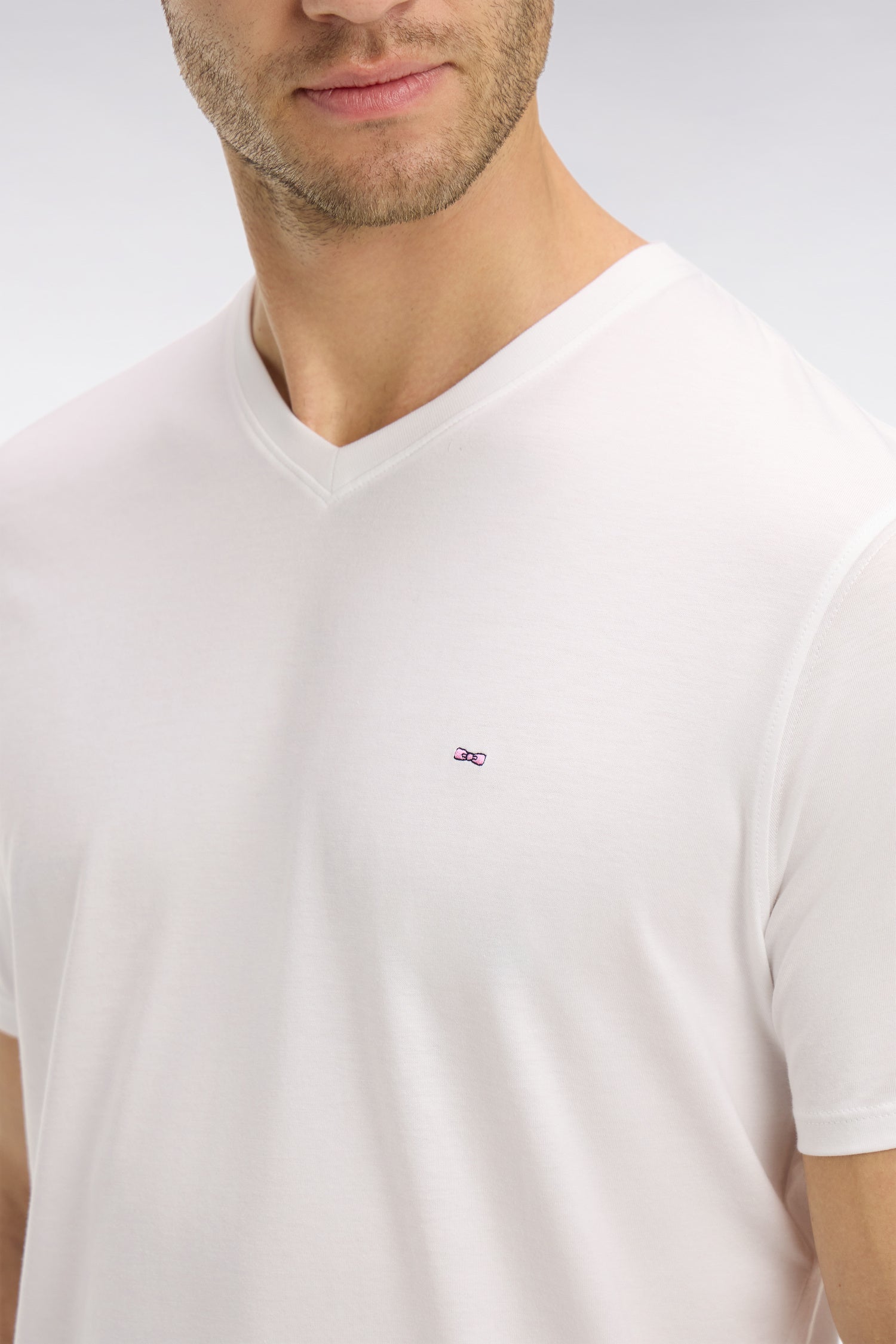 T-shirt blanc col V à manches courtes