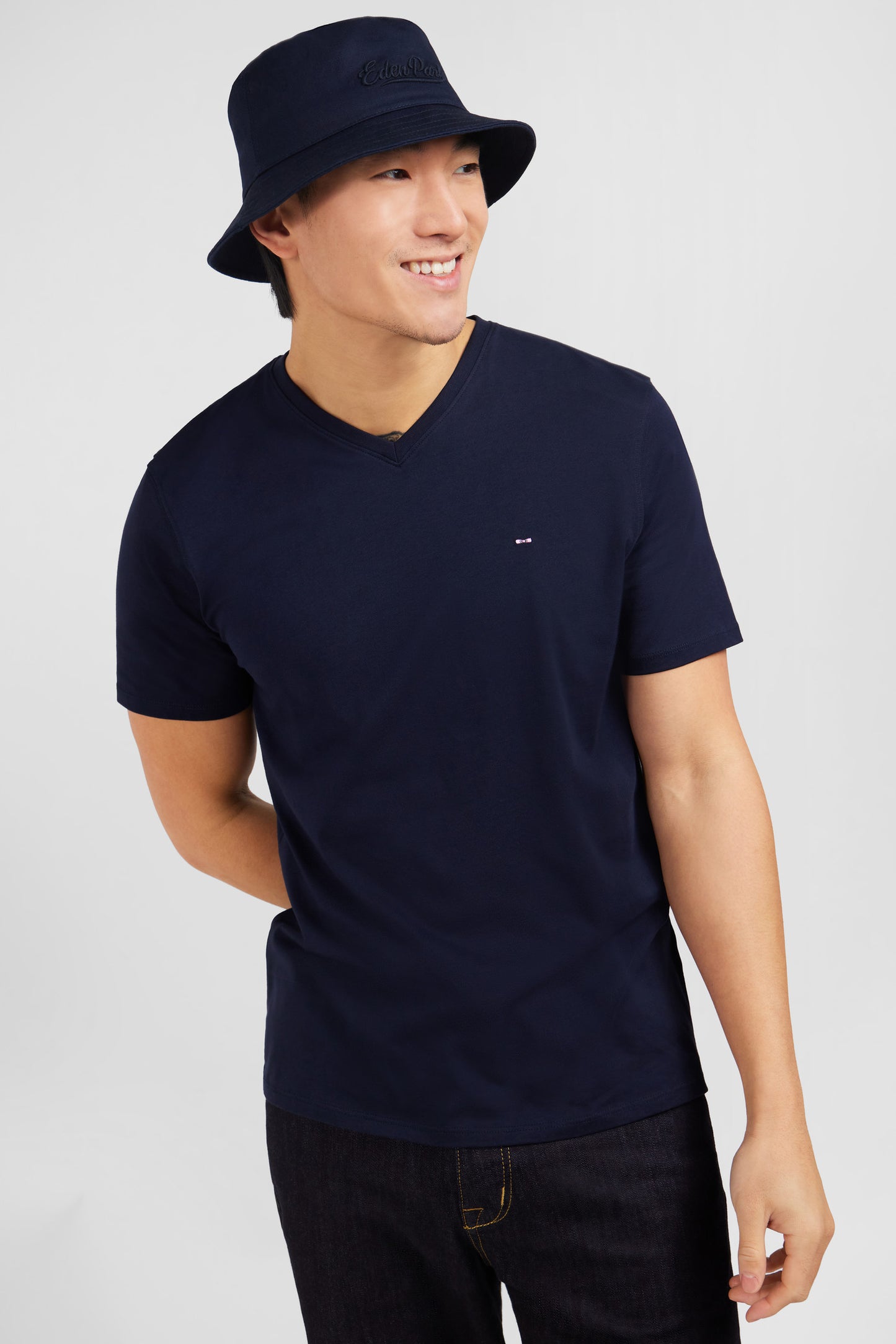 T-shirt bleu marine col V à manches courtes