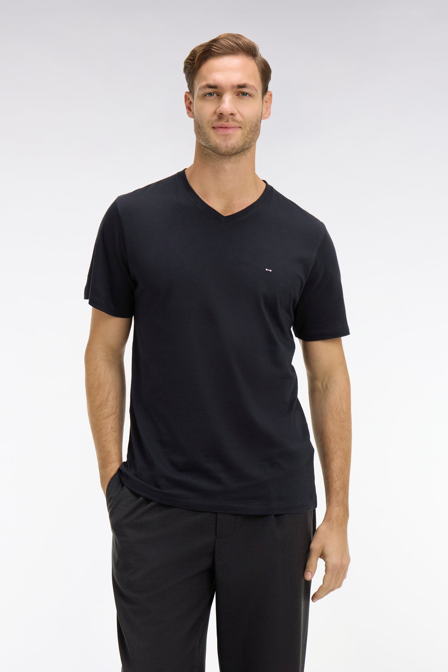 T-shirt noir col V à manches courtes