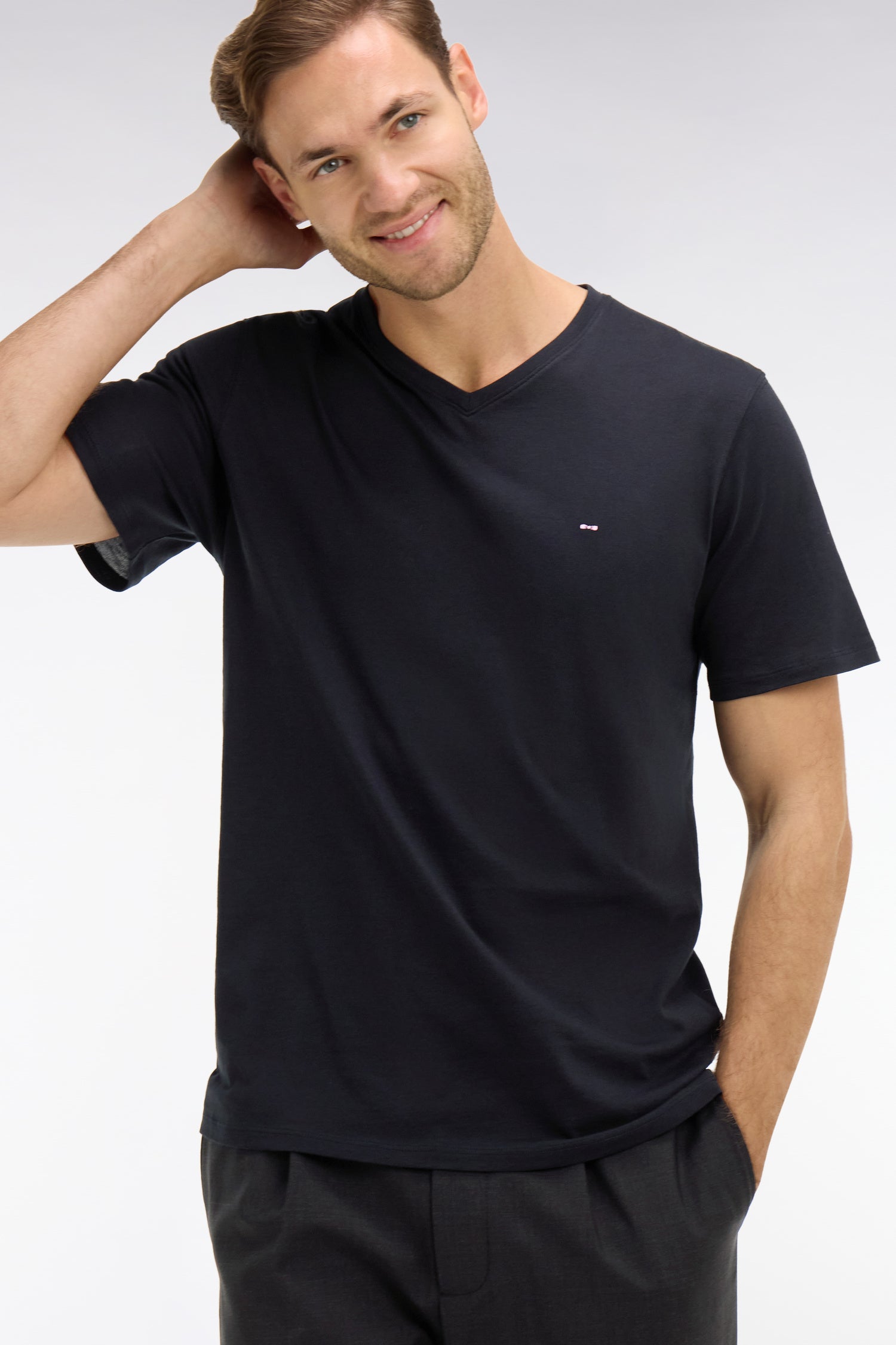 T-shirt noir col V à manches courtes