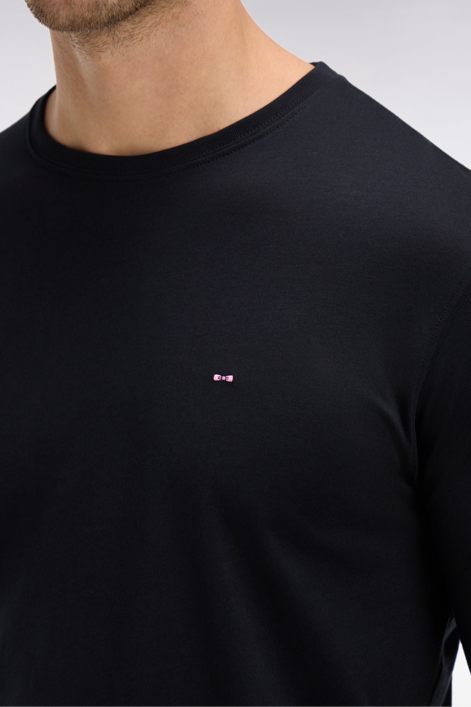 T-shirt noir col rond à manches longues
