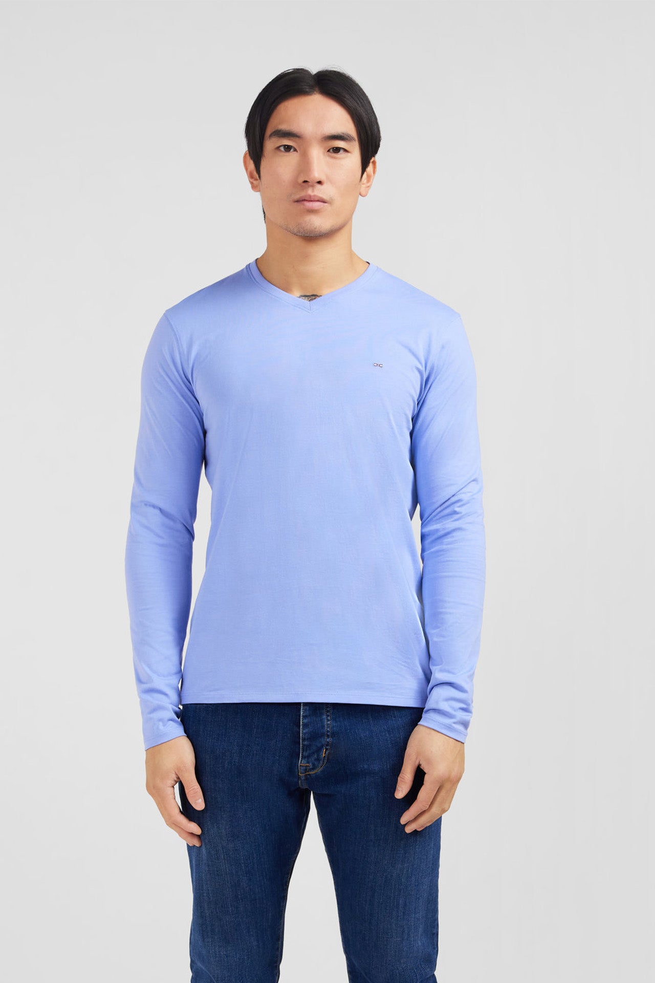 T-shirt bleu col V à manches longues