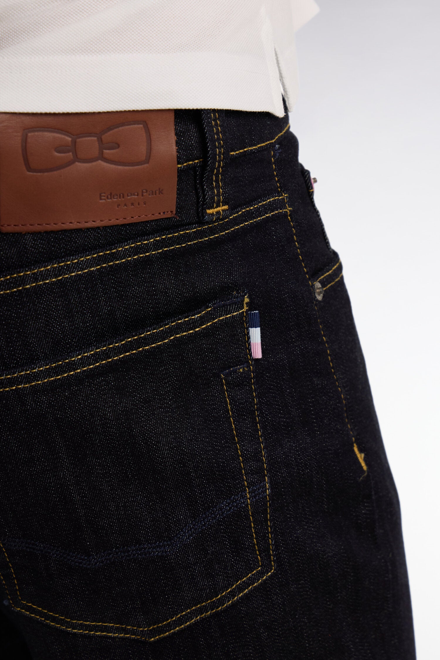Jean bleu marine en coton extensible