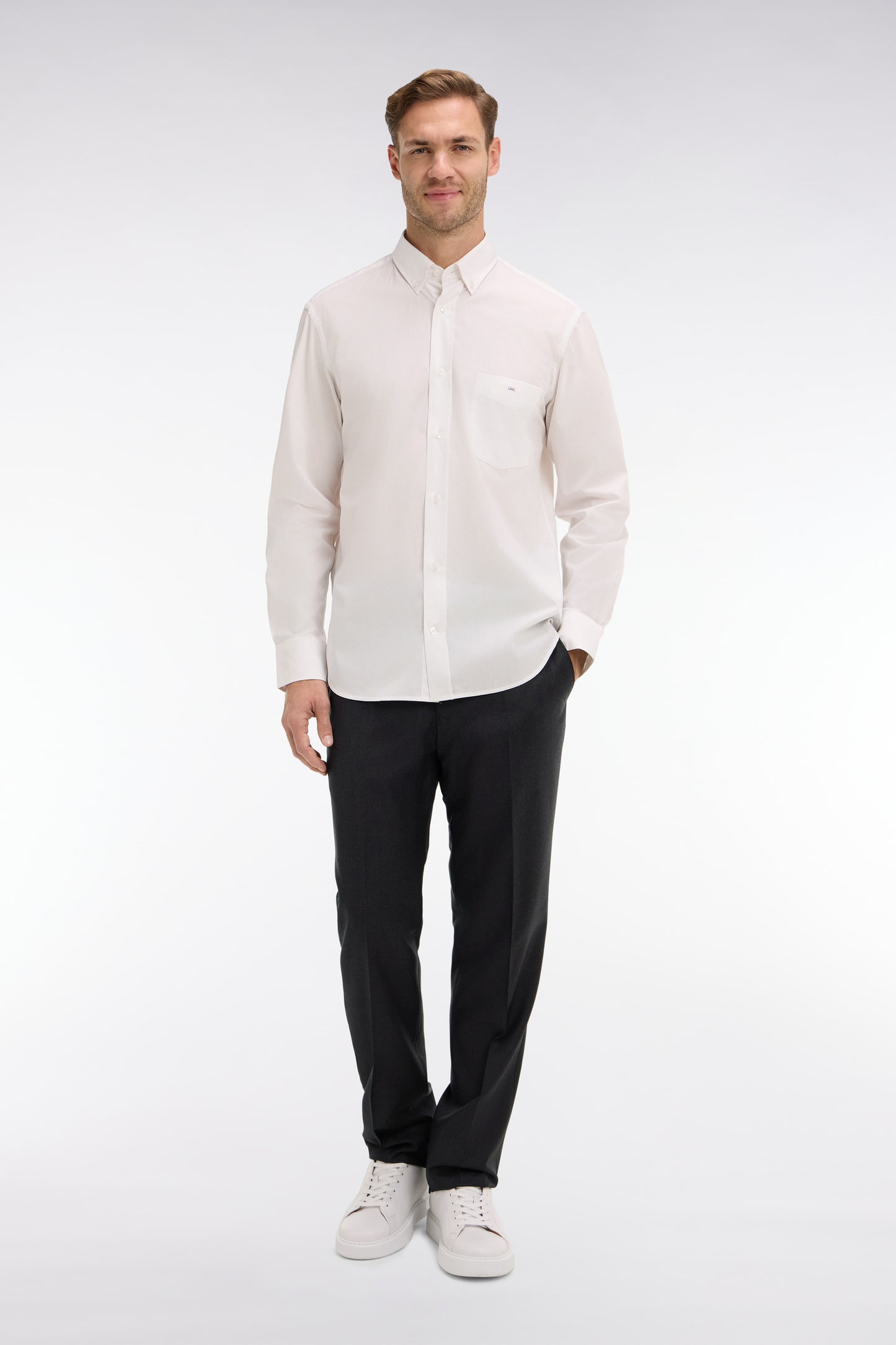 Pantalon regular gris foncé en laine à plis cassés