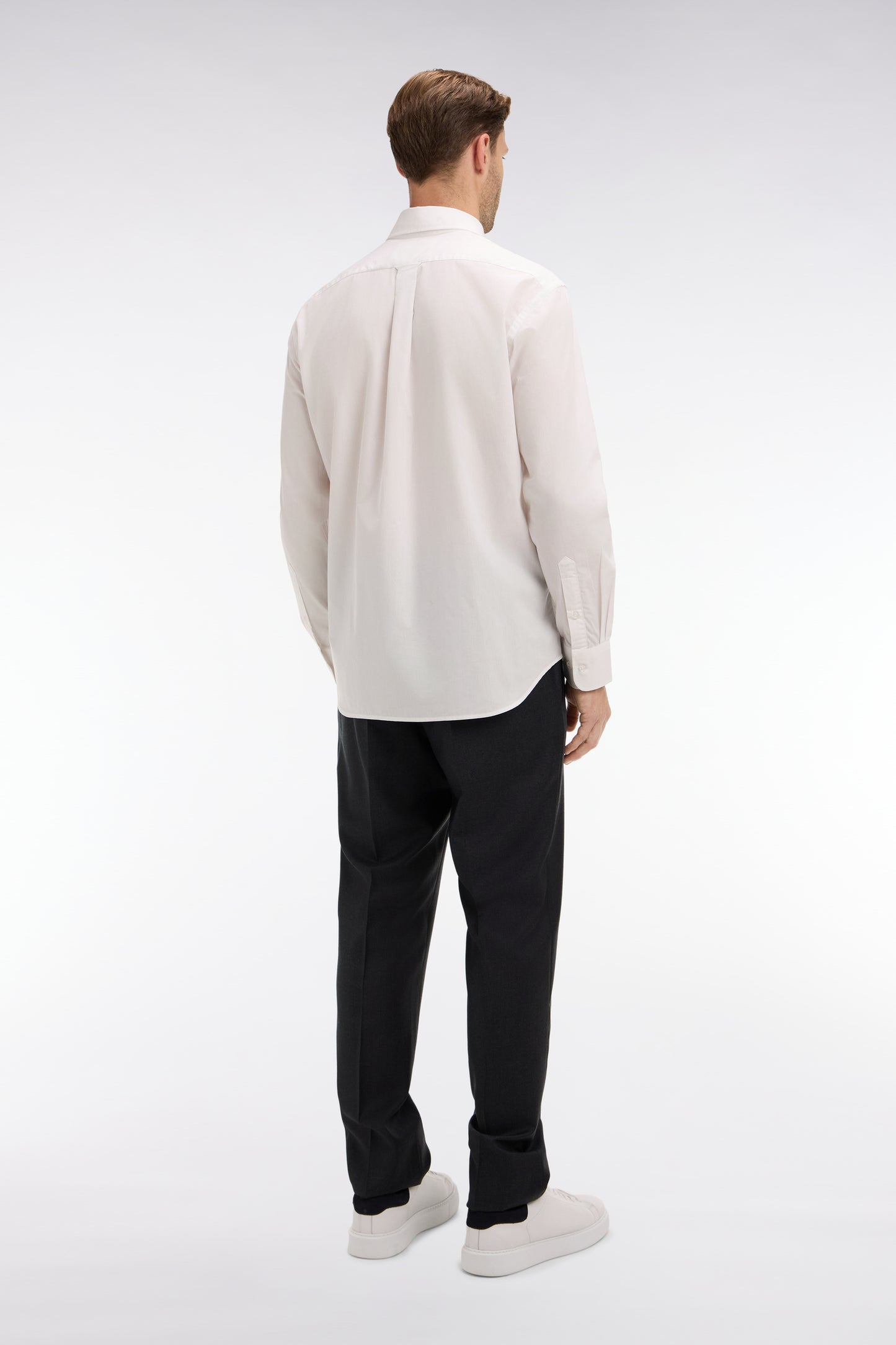 Pantalon regular gris foncé en laine à plis cassés