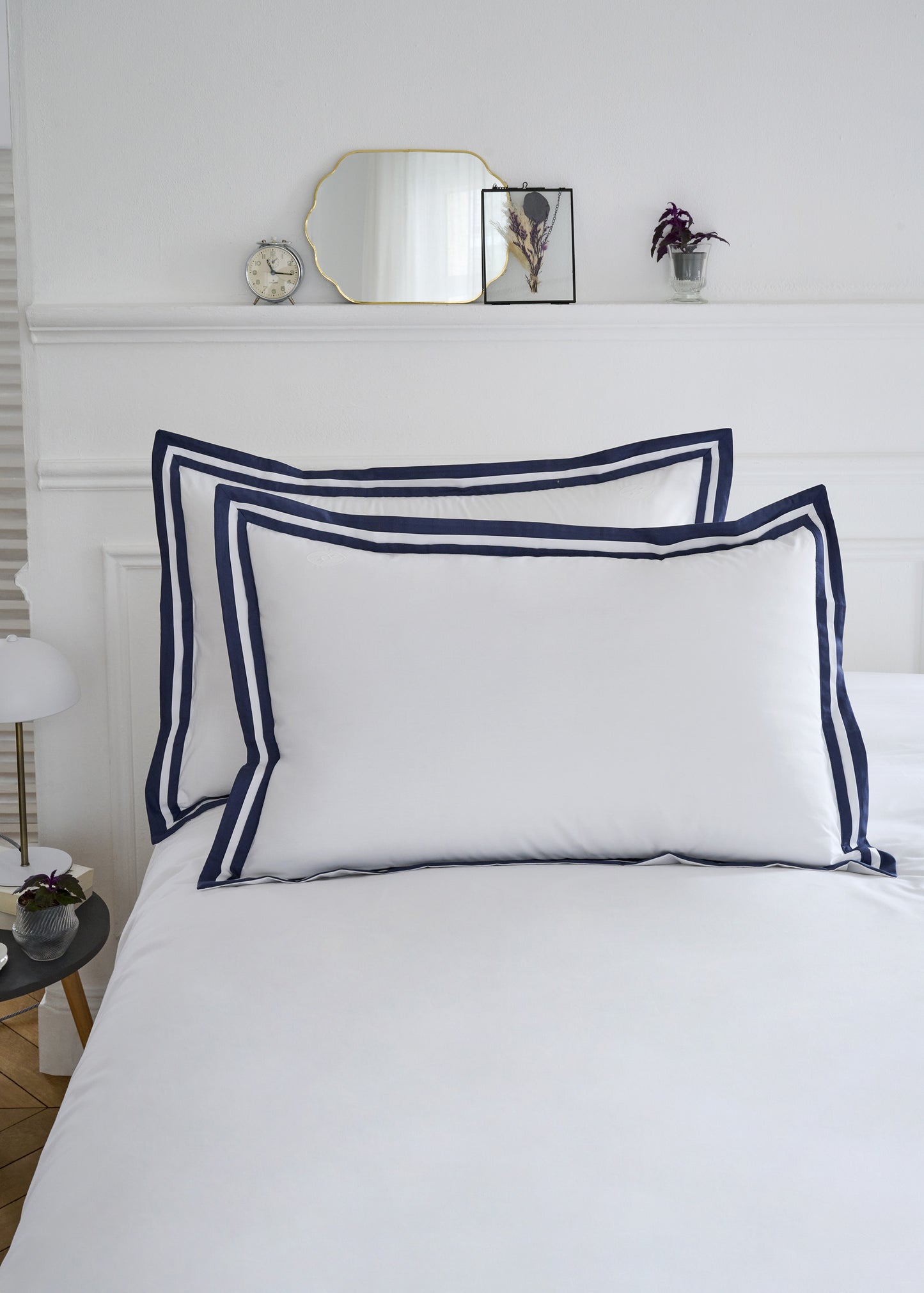 Set of rectangular pillowcases in white cotton with navy trim