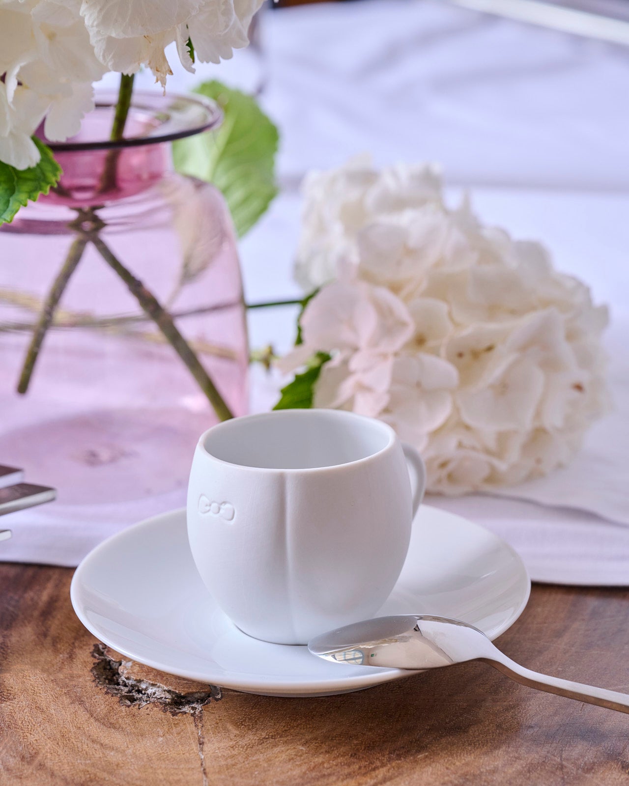 Lot de 2 tasses et sous-tasses blanches en porcelaine