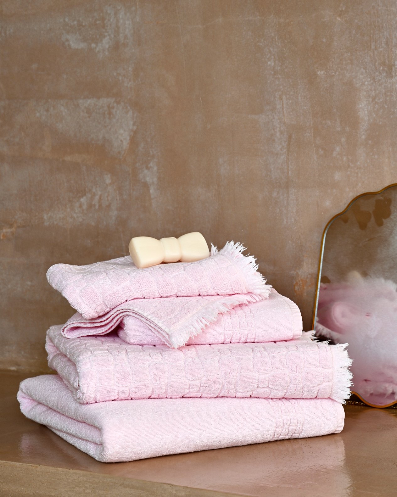 Serviette de toilette en coton rose à micromotifs nœuds papillon