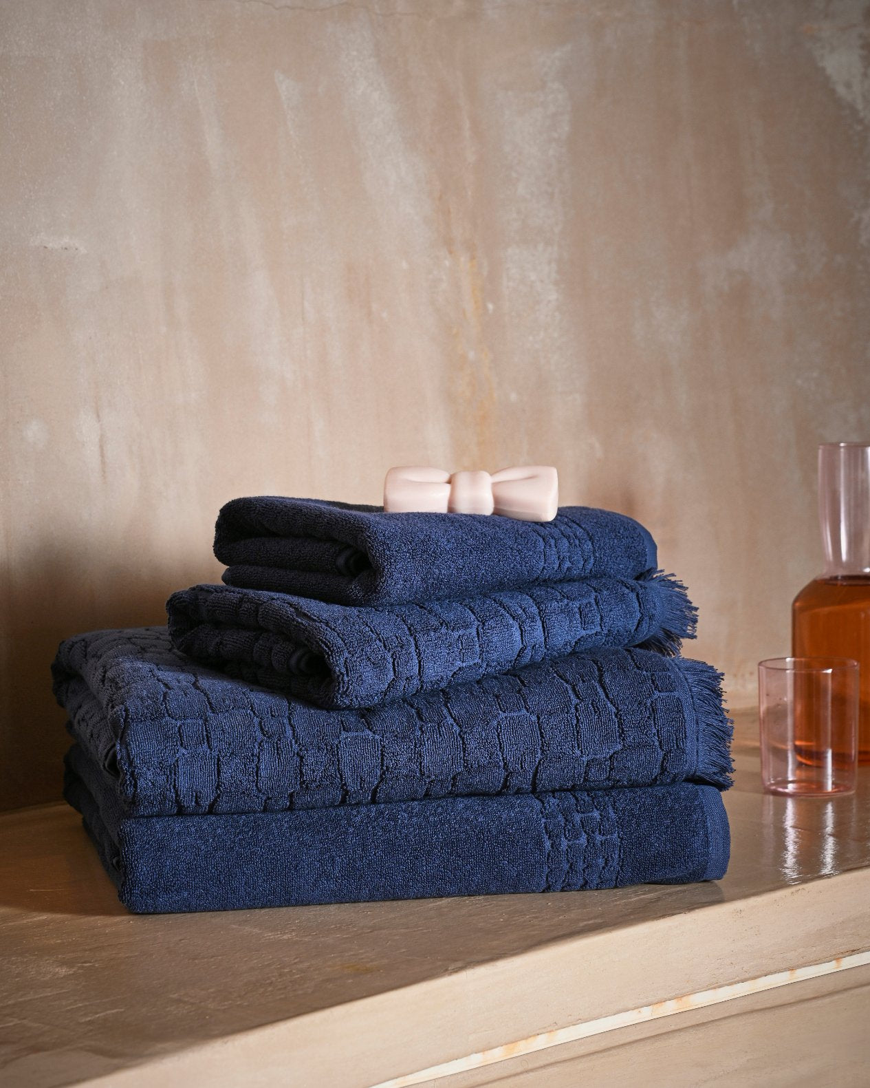 Serviette de toilette en coton marine à micromotifs nœuds papillon