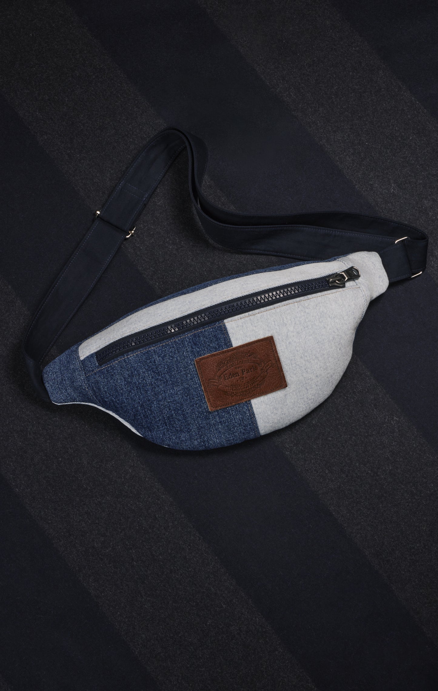 Sac banane bicolore en denim upcyclé Pap'Atelier