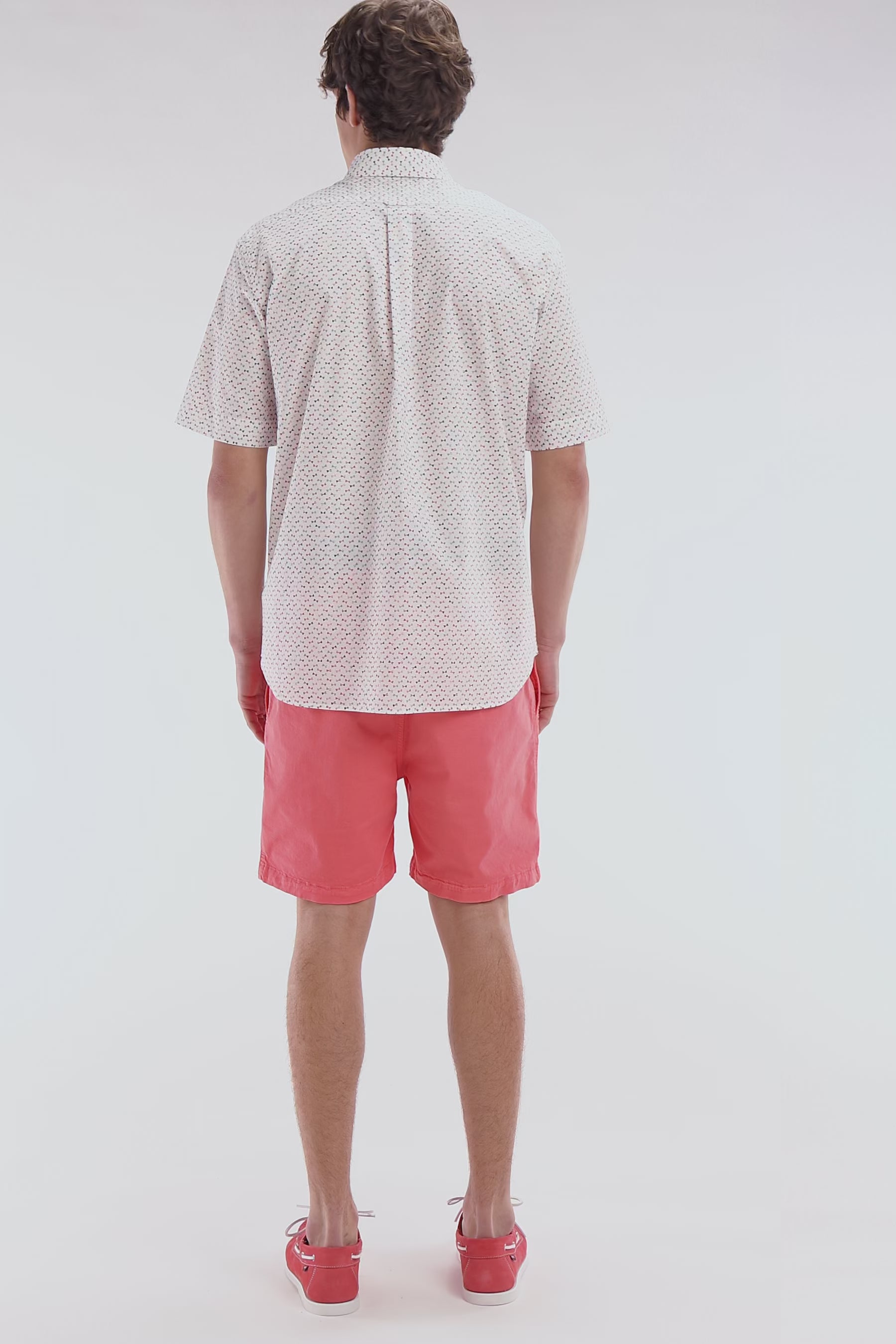 Chemise à manches courtes en popeline de coton écrue imprimé nœud papillon multicolore coupe droite