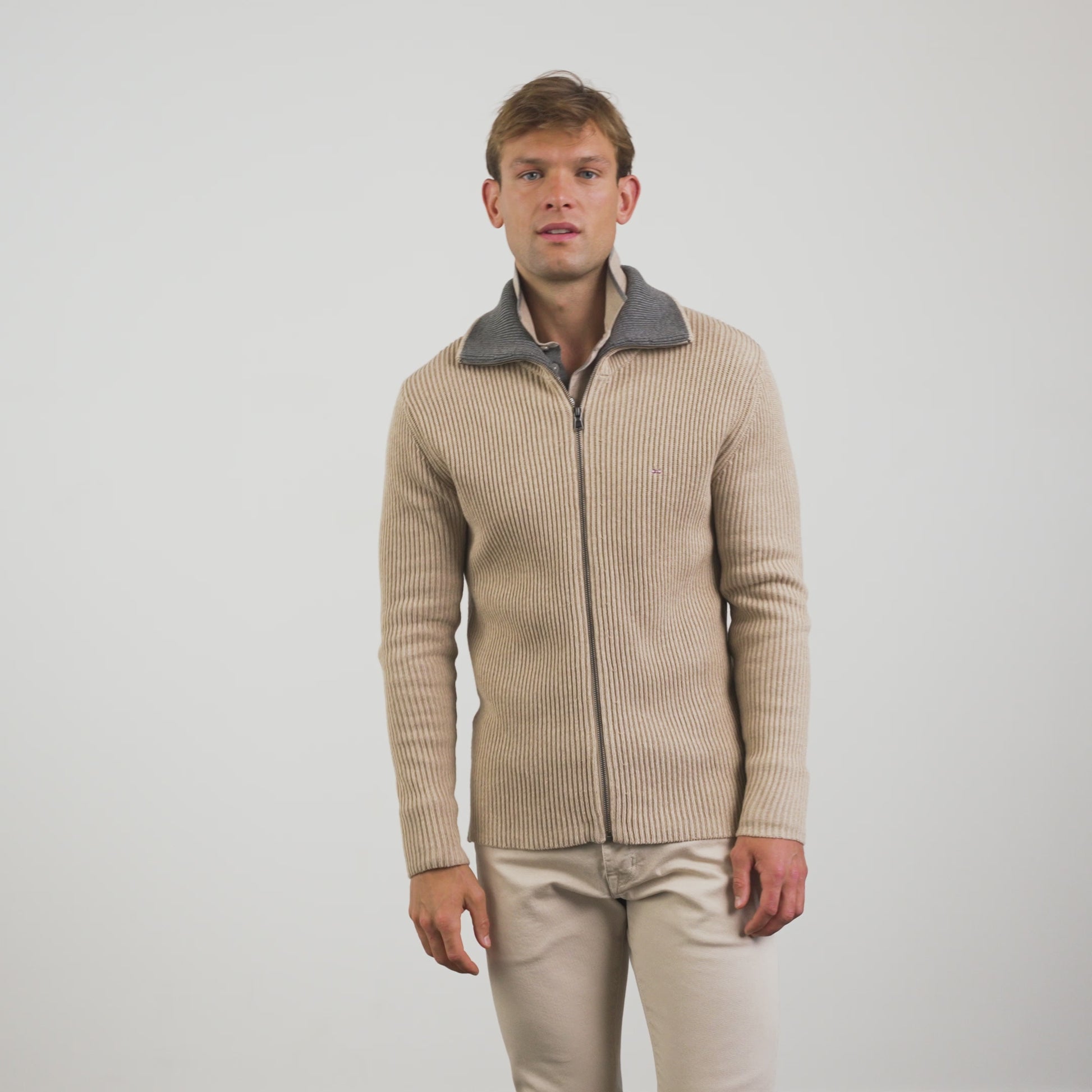 Cardigan beige zippé en maille côtelée