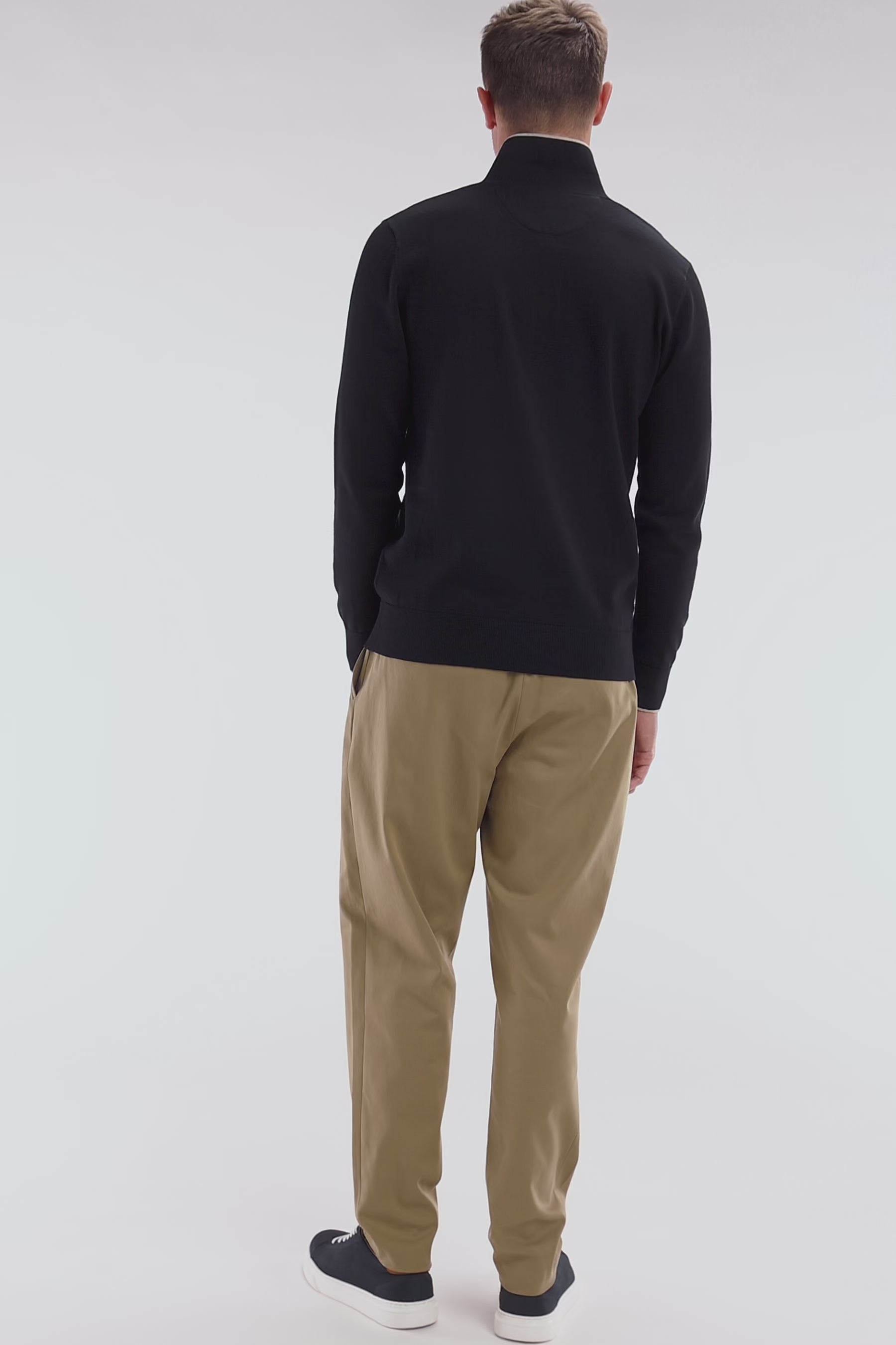 Pull col polo en coton noir et marron coupe droite