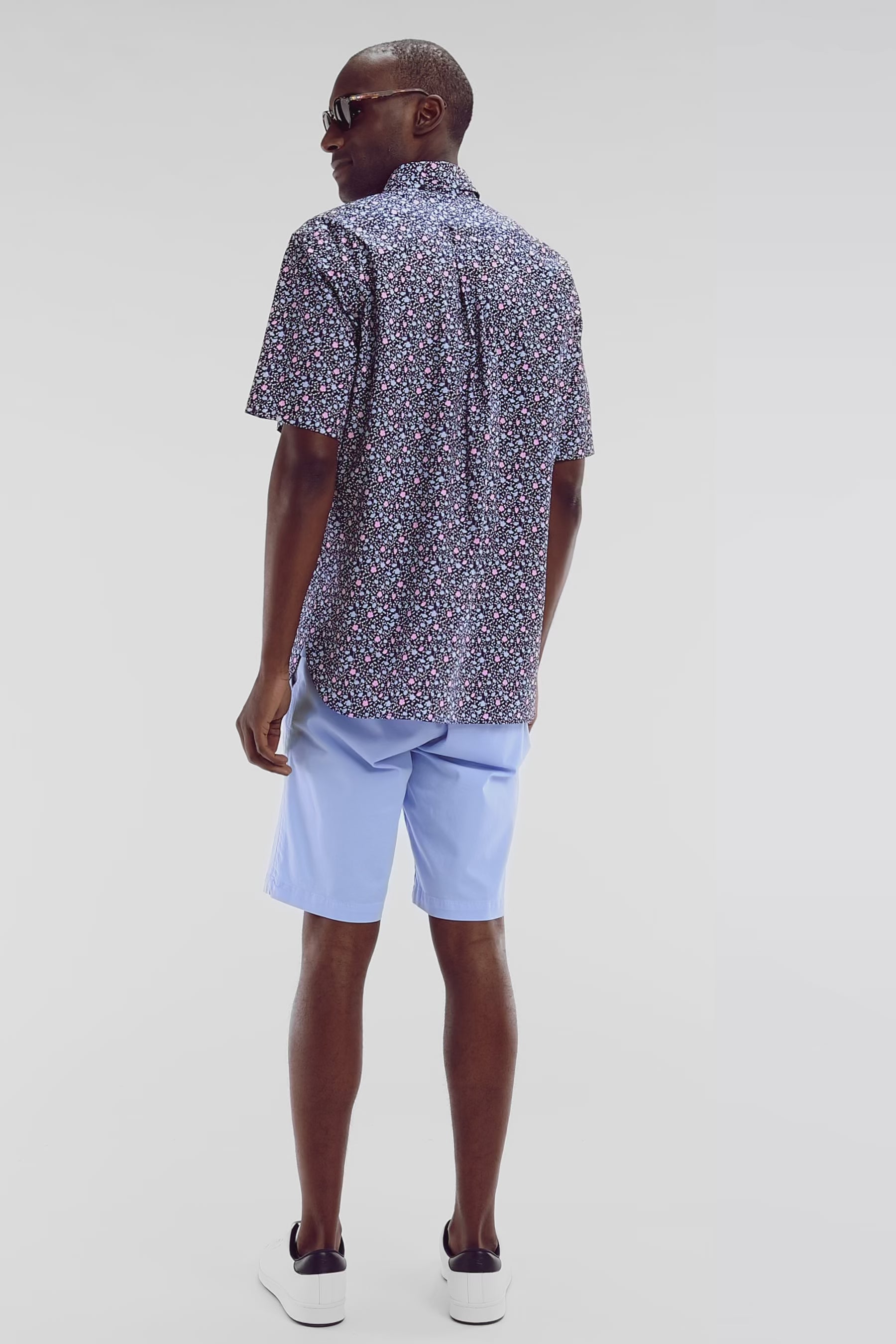 Chemise à manches courtes en popeline de coton marine imprimé floral rose coupe droite