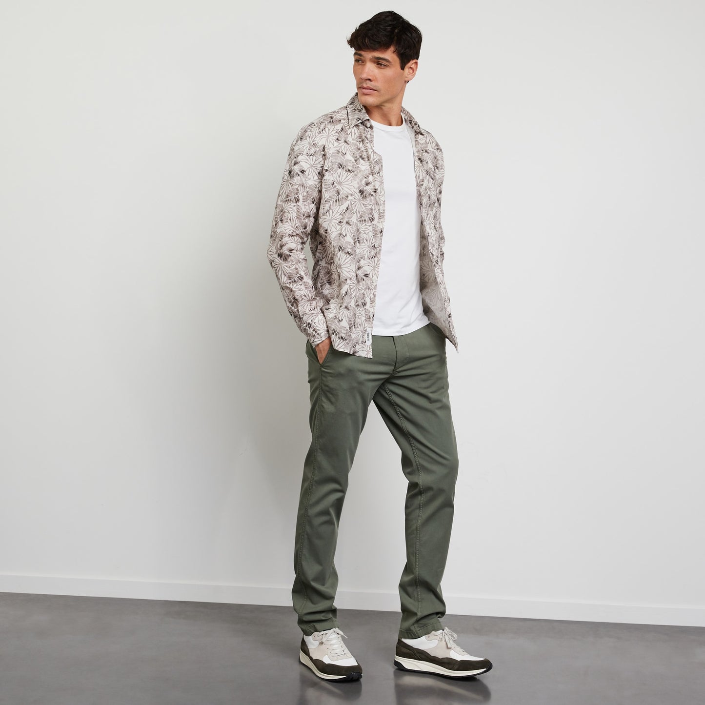 Chemise beige en lin à imprimé feuilles