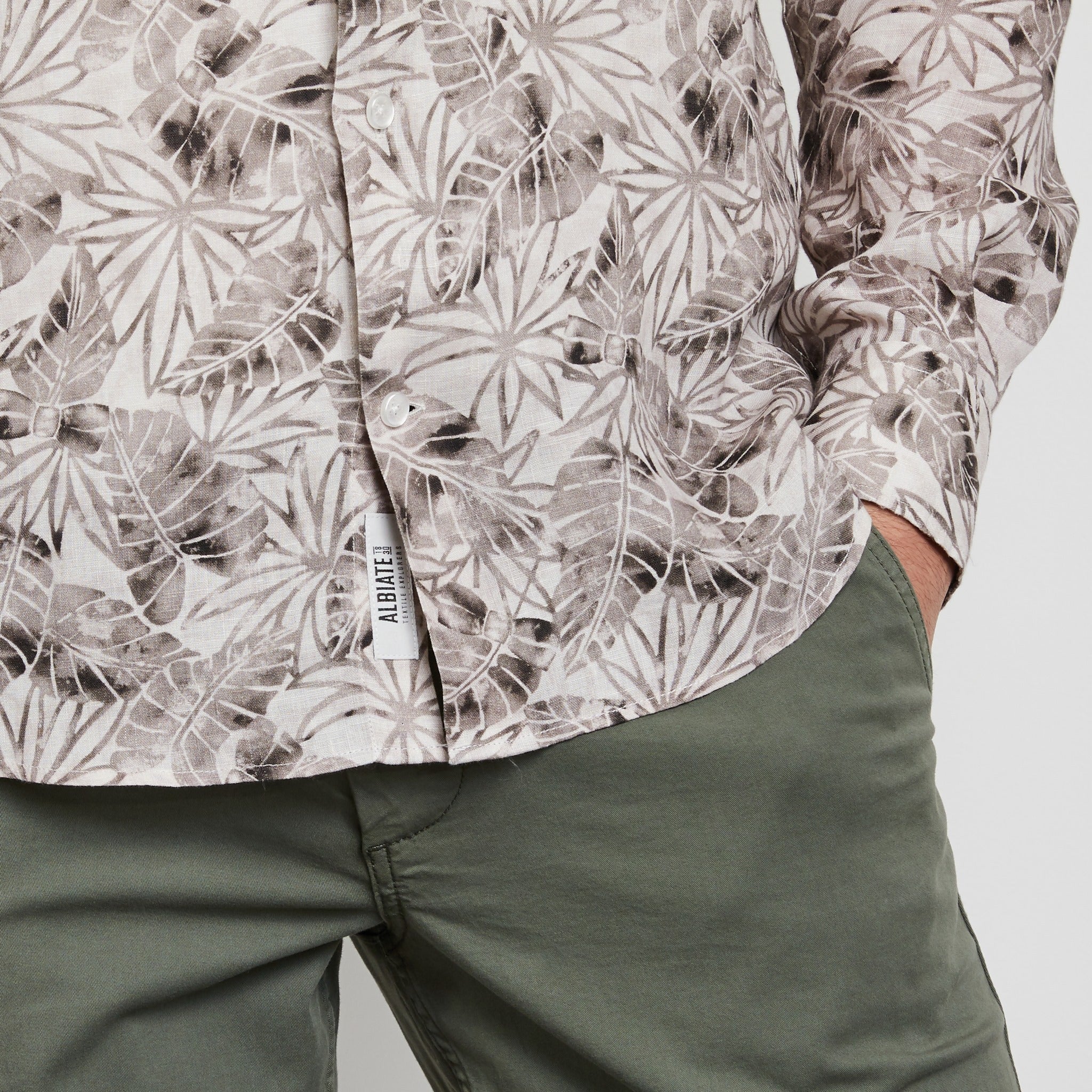 Chemise beige en lin à imprimé feuilles
