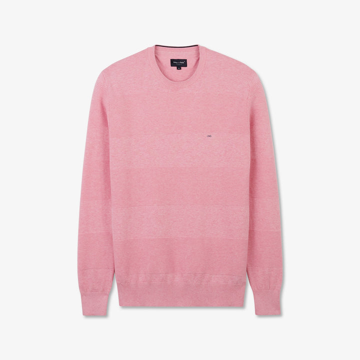 Pull rose en jeu de maille
