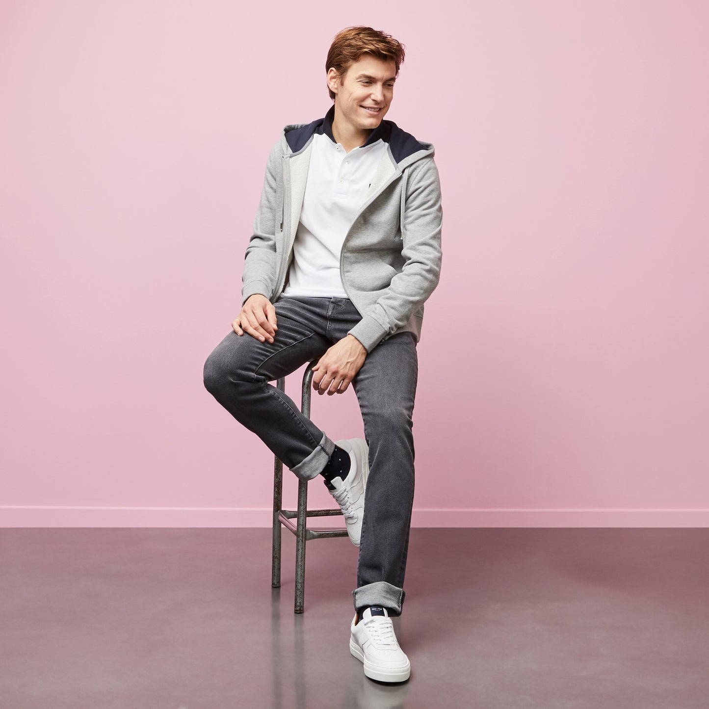 Sweat gris zippé à capuche