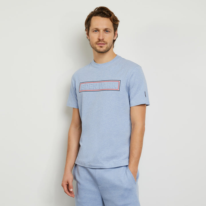 T-shirt bleu clair à inscription embossée