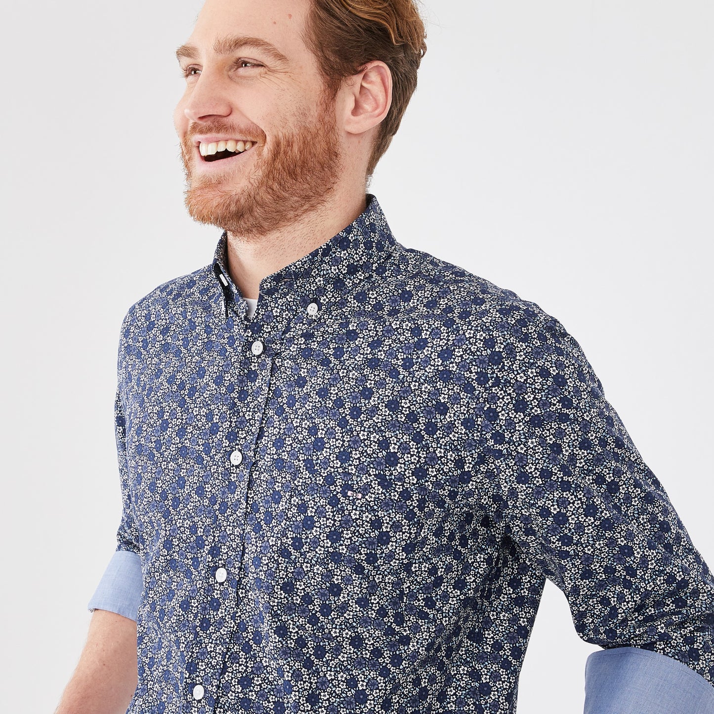 Chemise bleu marine en popeline de coton fleuri
