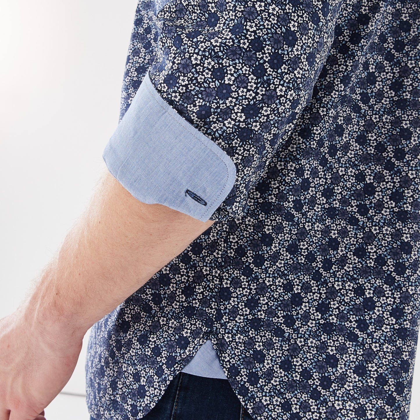 Chemise bleu marine en popeline de coton fleuri