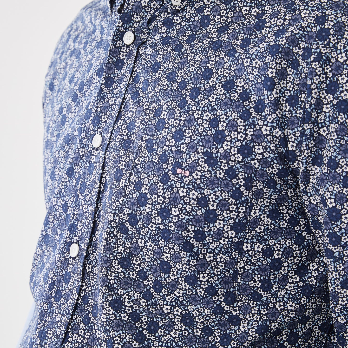 Chemise bleu marine en popeline de coton fleuri