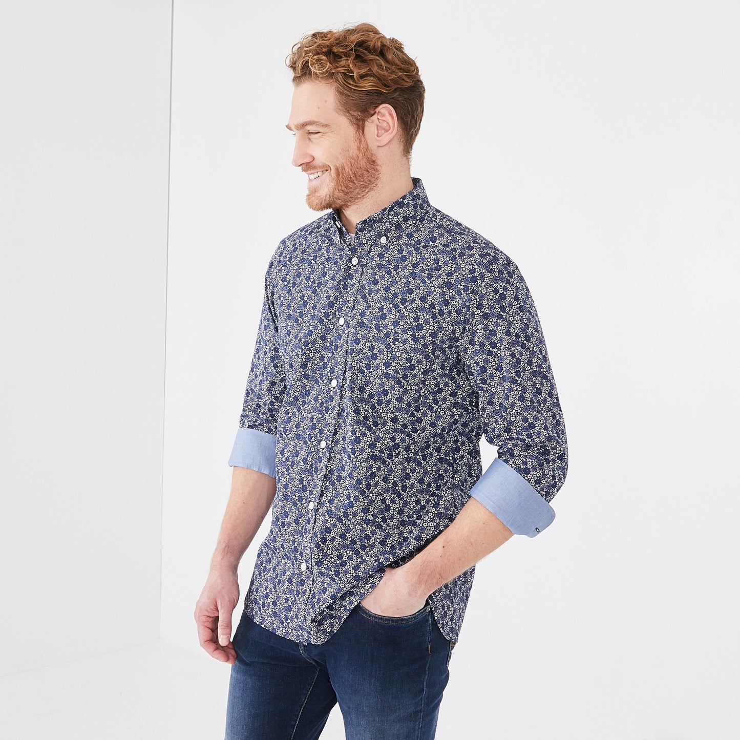 Chemise bleu marine en popeline de coton fleuri
