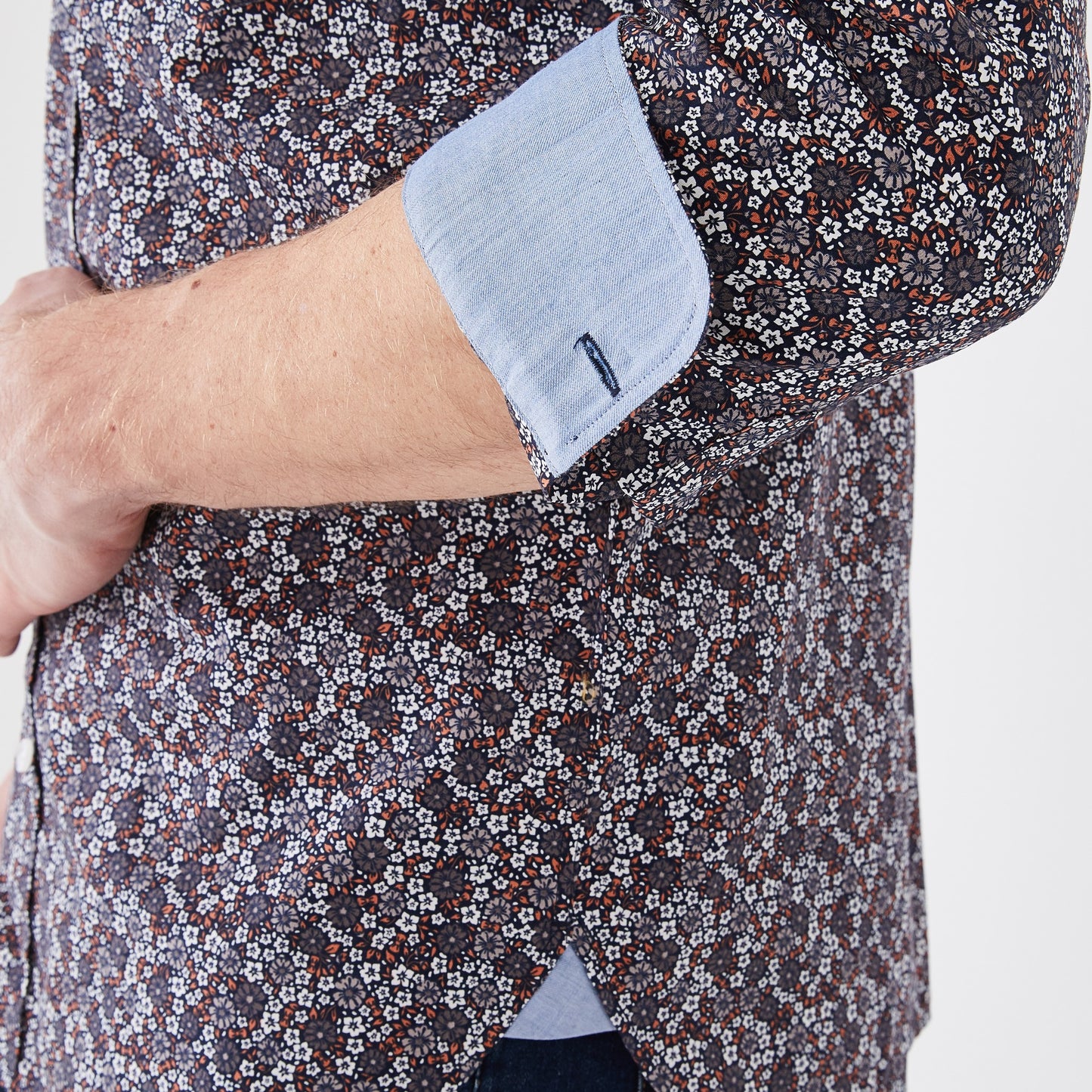 Chemise marron en popeline de coton fleuri