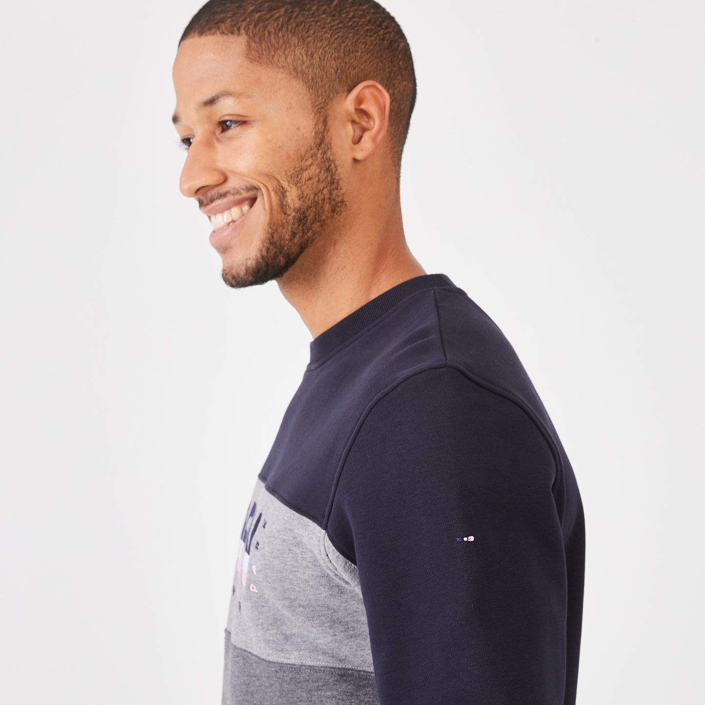 Sweatshirt à col rond en molleton color-block brodé